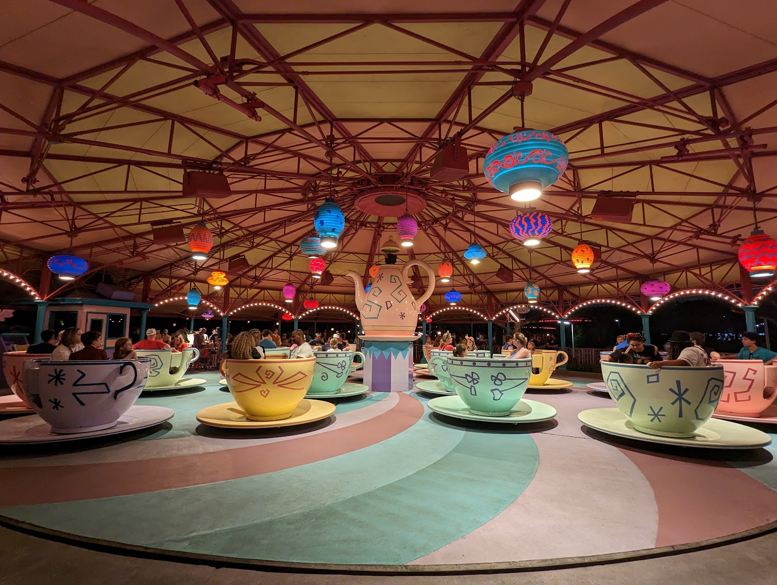 Mad Tea Party — Oficiais