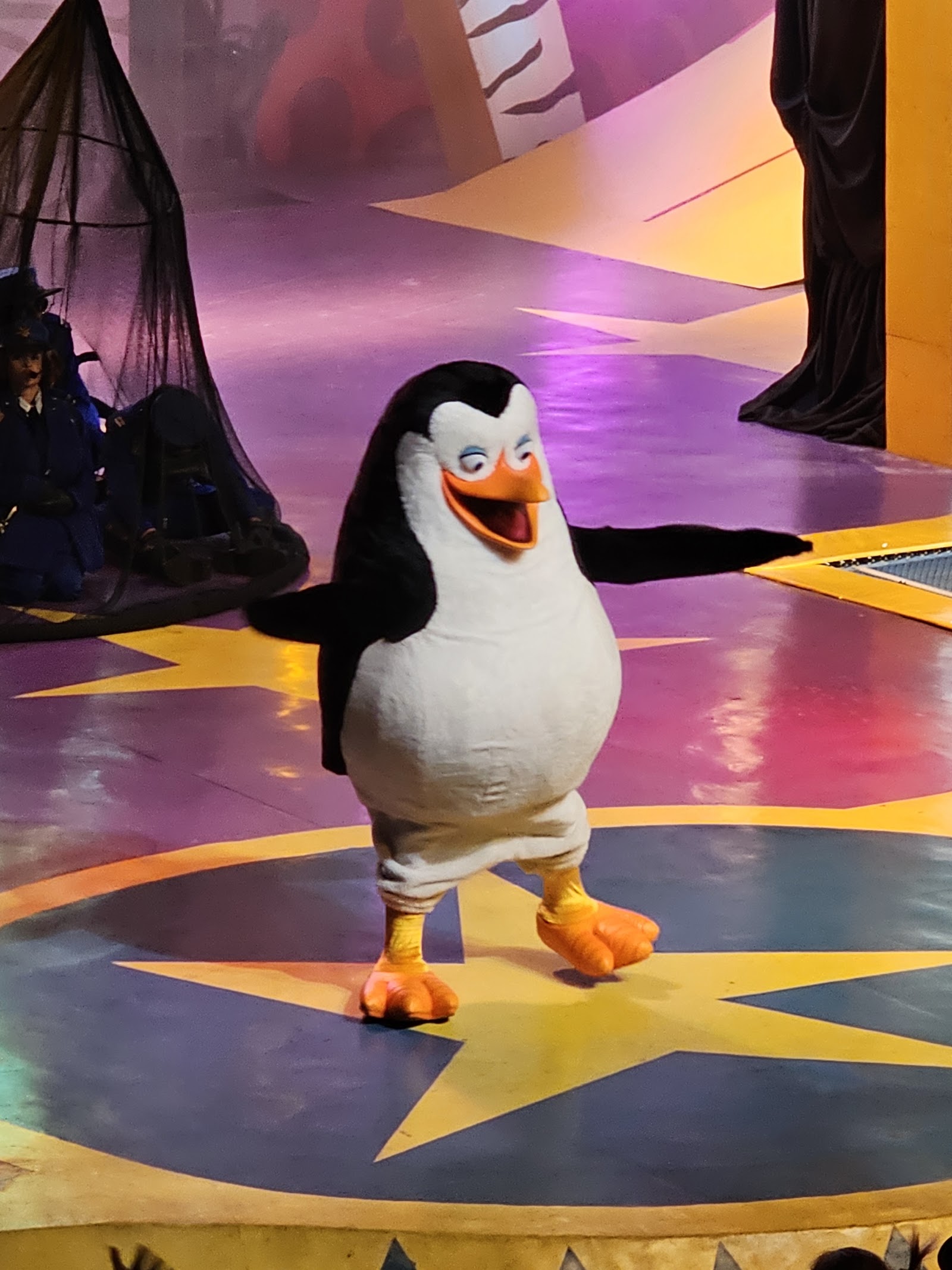 Madagascar Circus Show — Oficiais