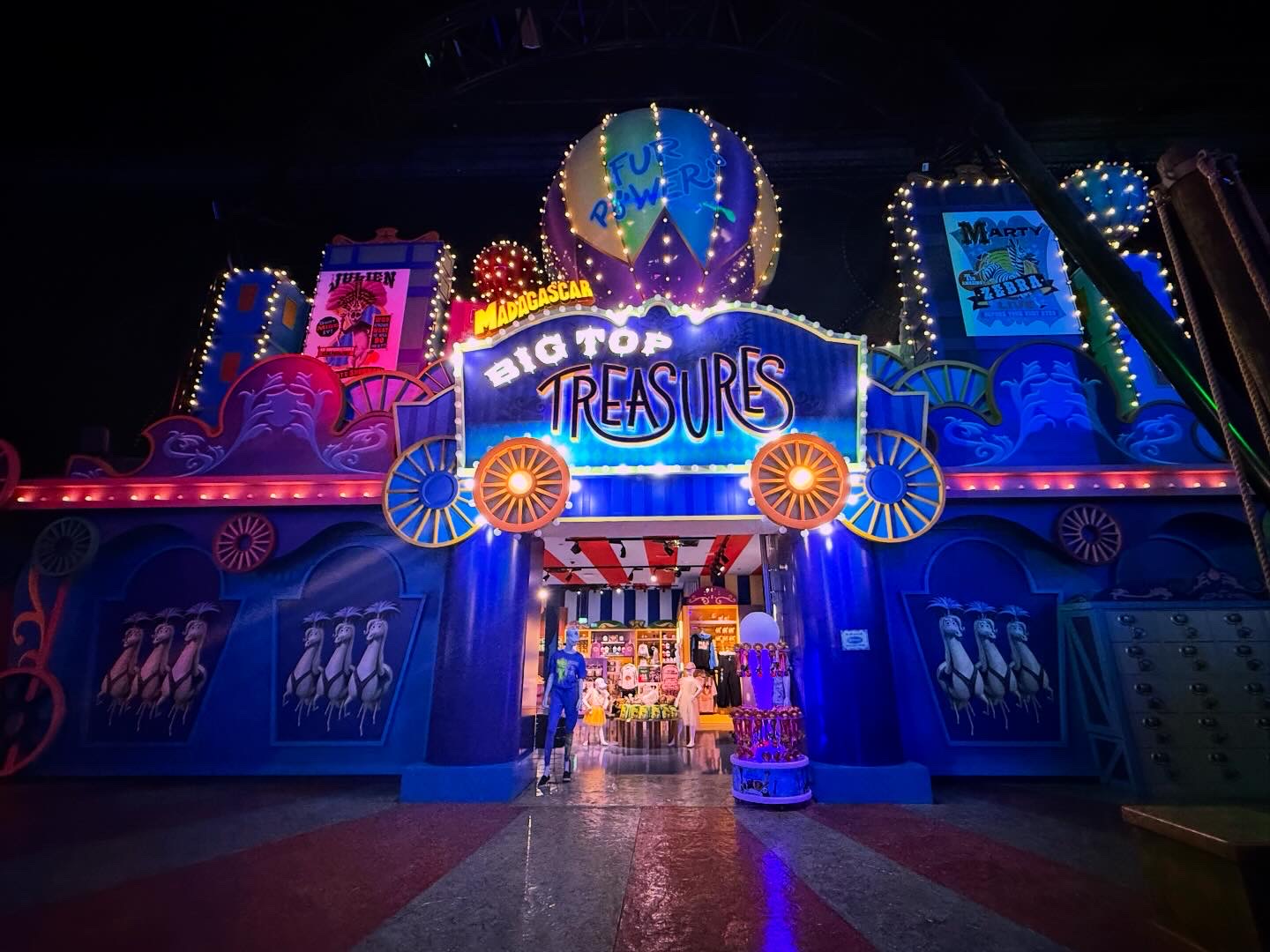 Madagascar Mad Pursuit — Oficiais