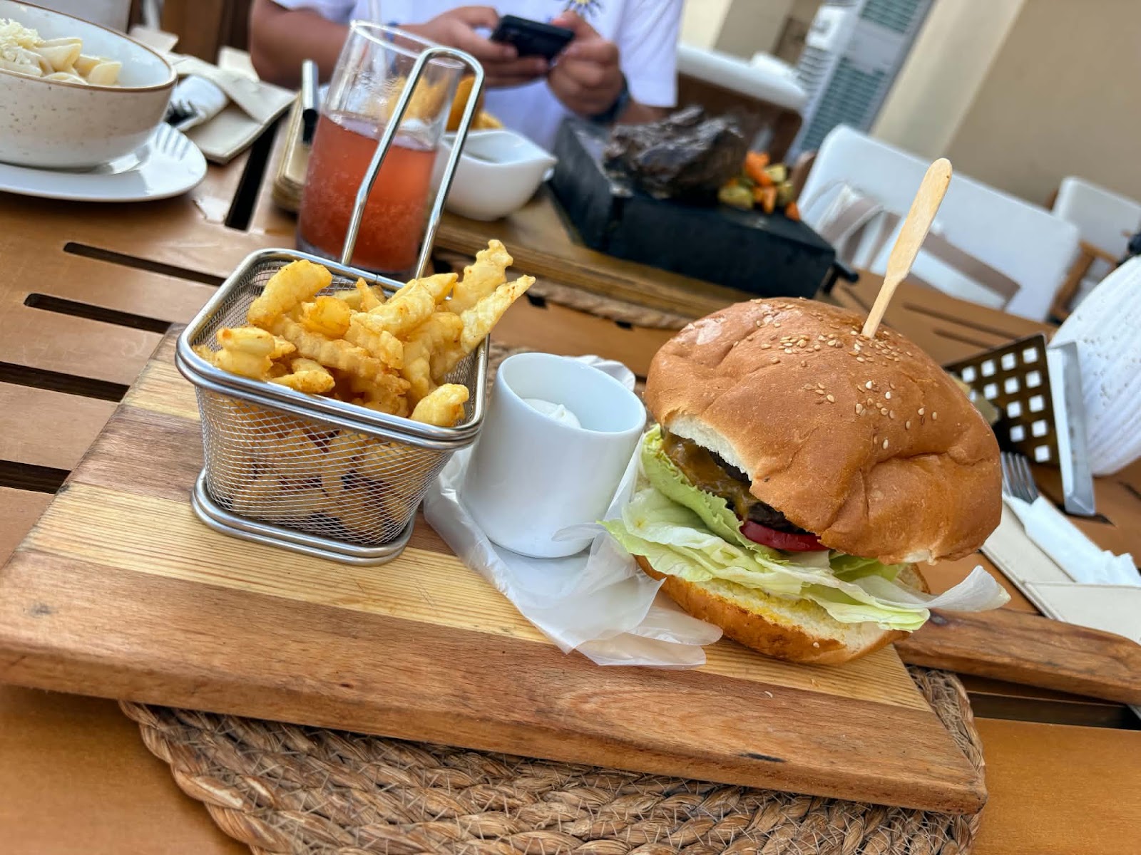 Main Restaurant — Oficiais