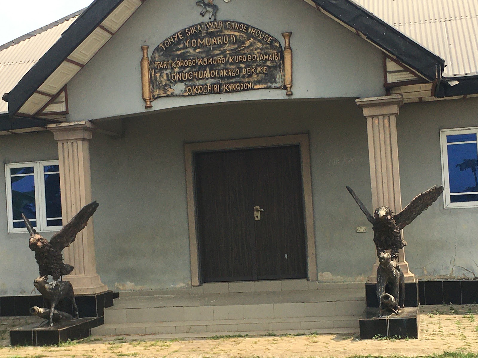 Maison du roi de tchaorou — Oficiais