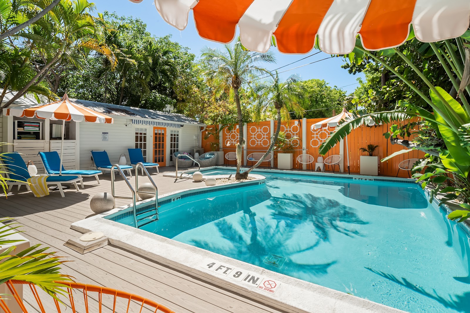 Marrero's Cottage — Oficiais