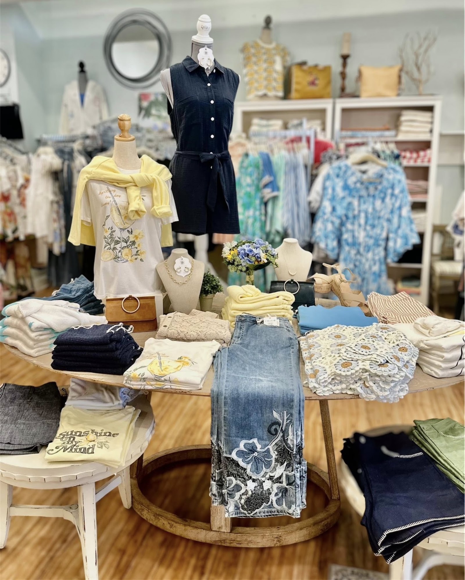 Mia’s Marketplace — Oficiais