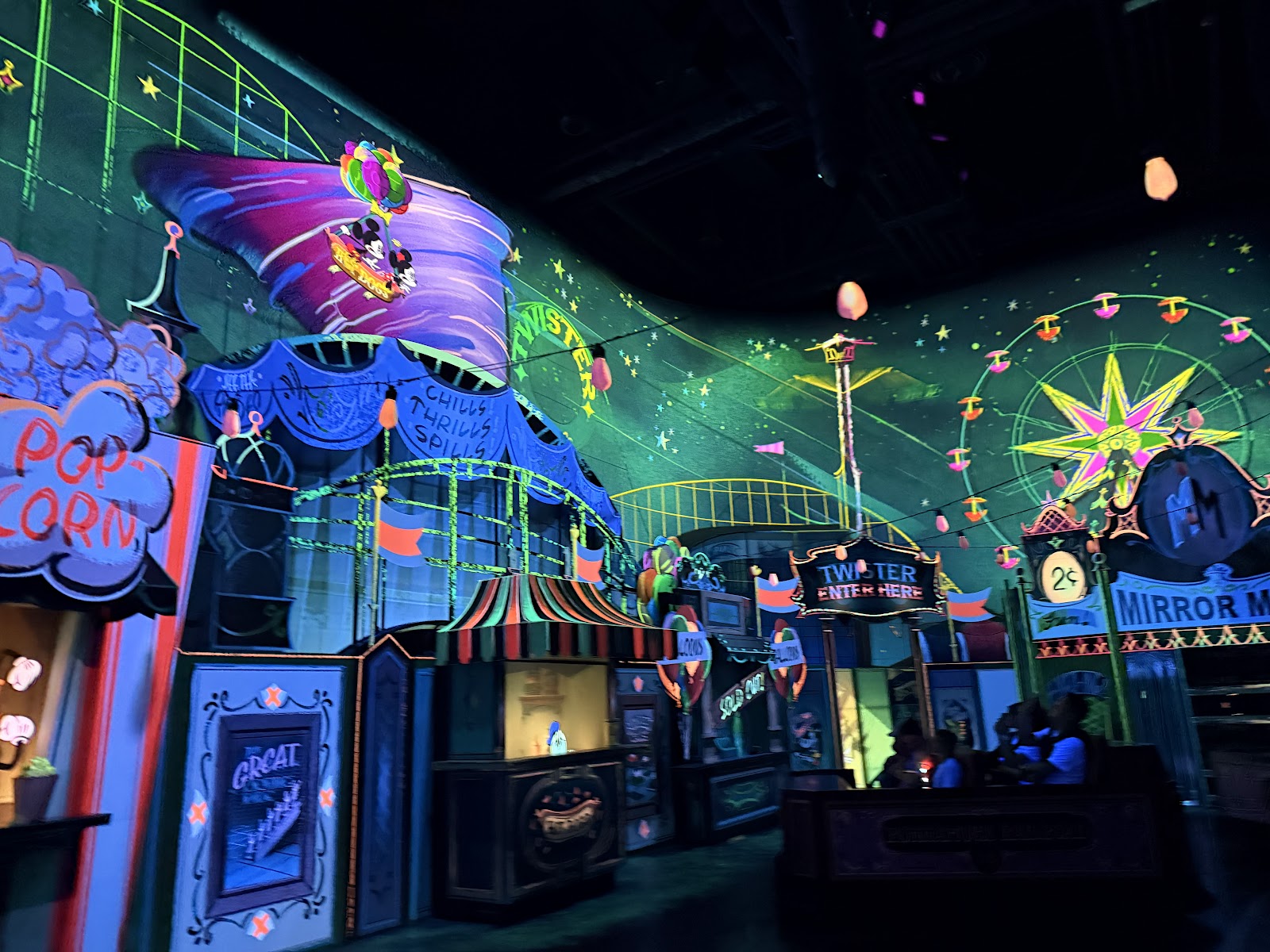 Mickey & Minnie's Runaway Railway — Oficiais