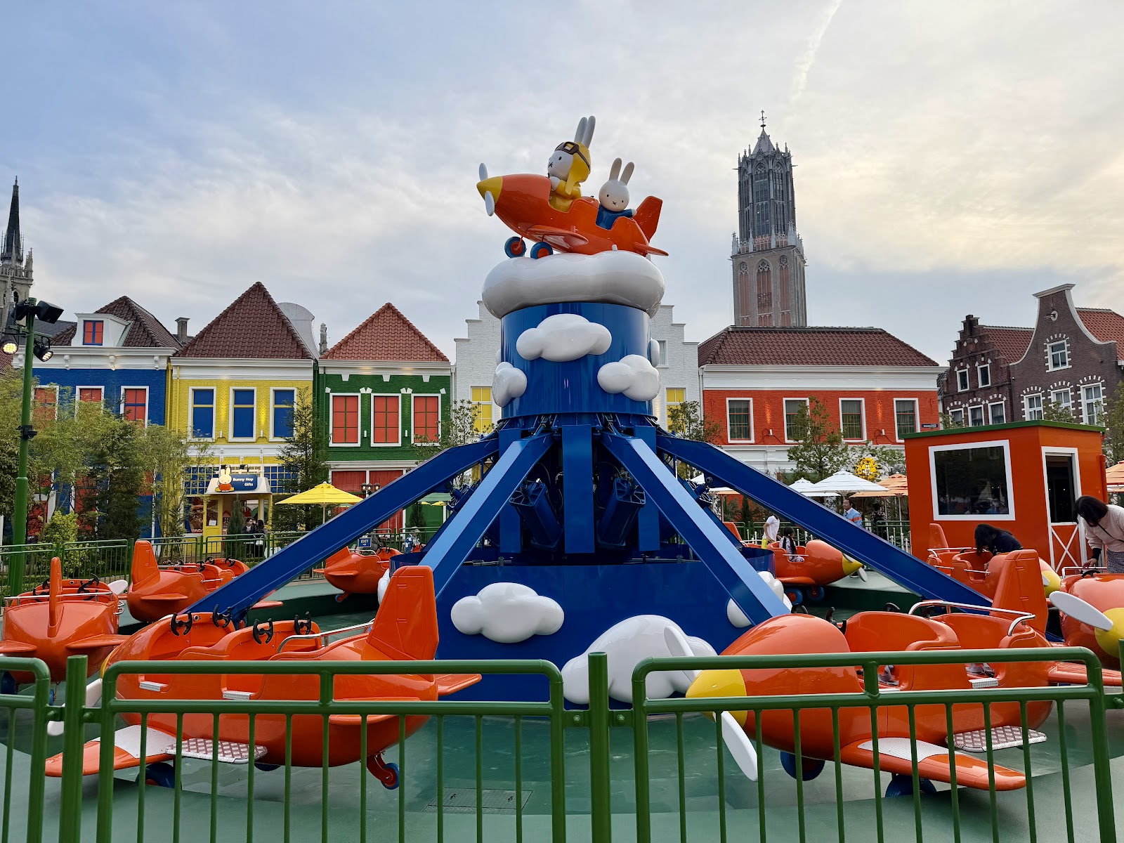 Miffy Wonder Square — Oficiais