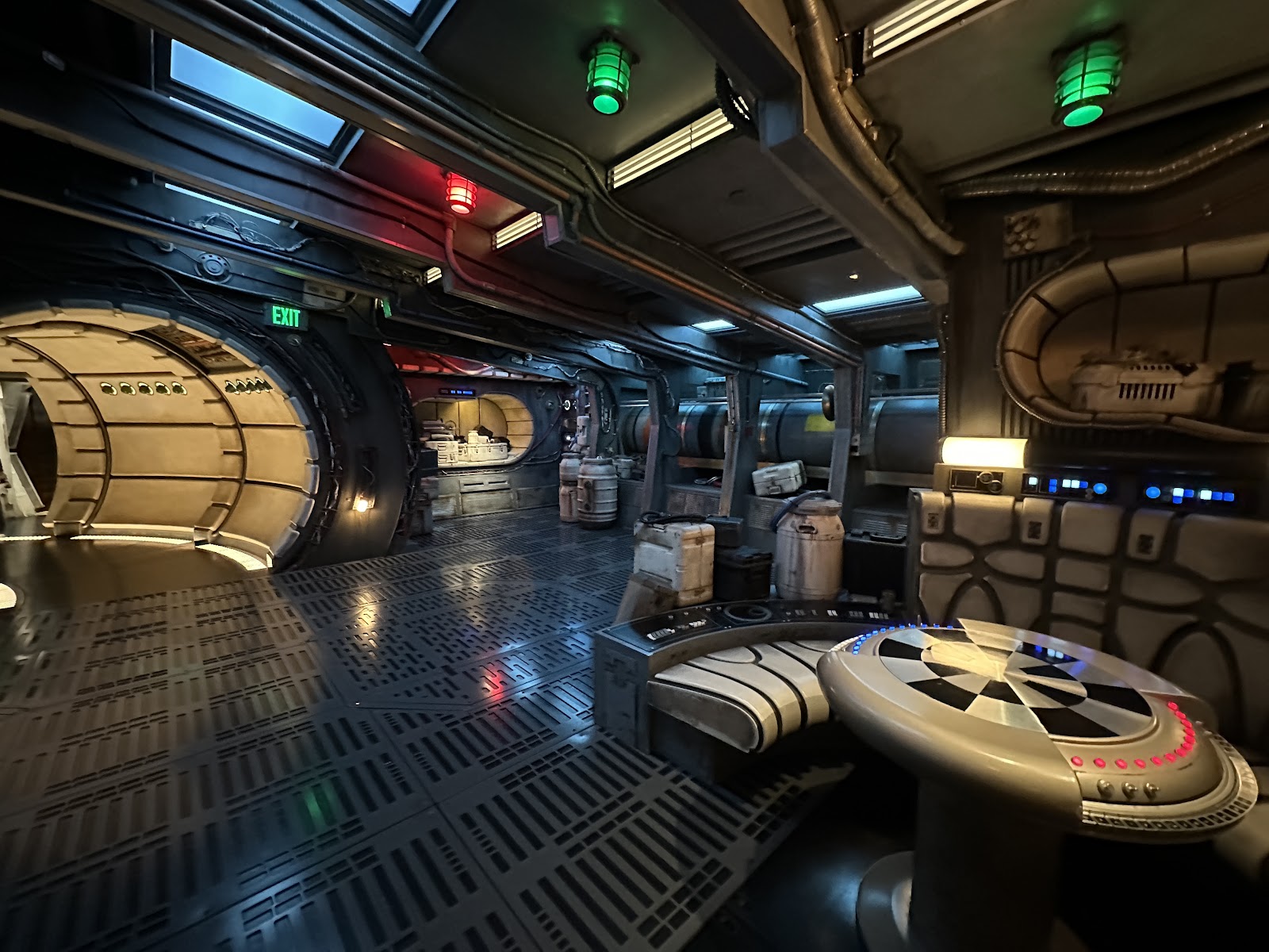Millennium Falcon: Smugglers Run — Oficiais