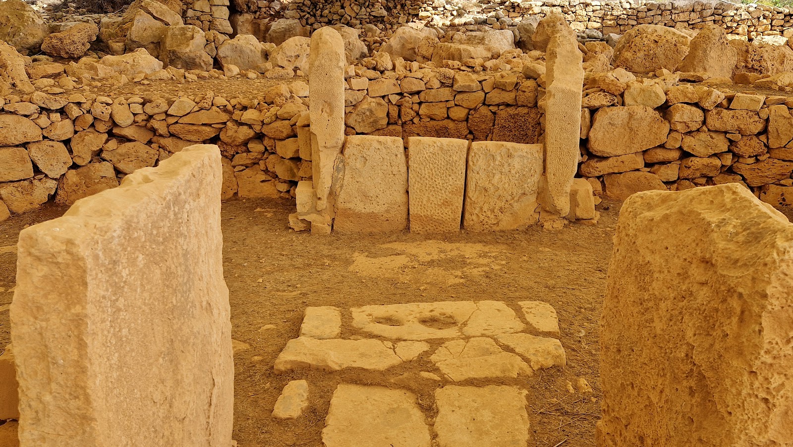 Mnajdra — Oficiais