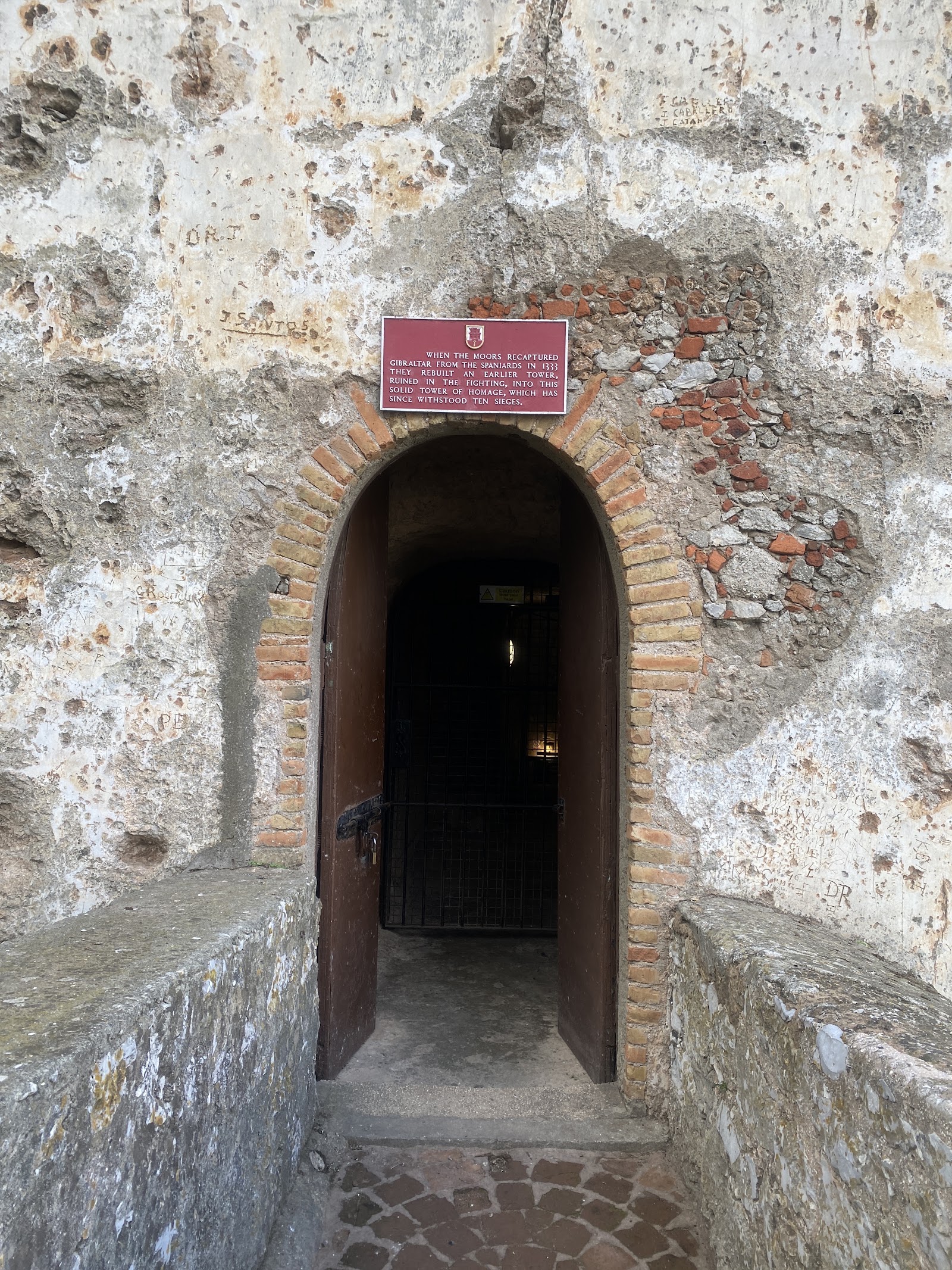 Moorish Castle — Oficiais