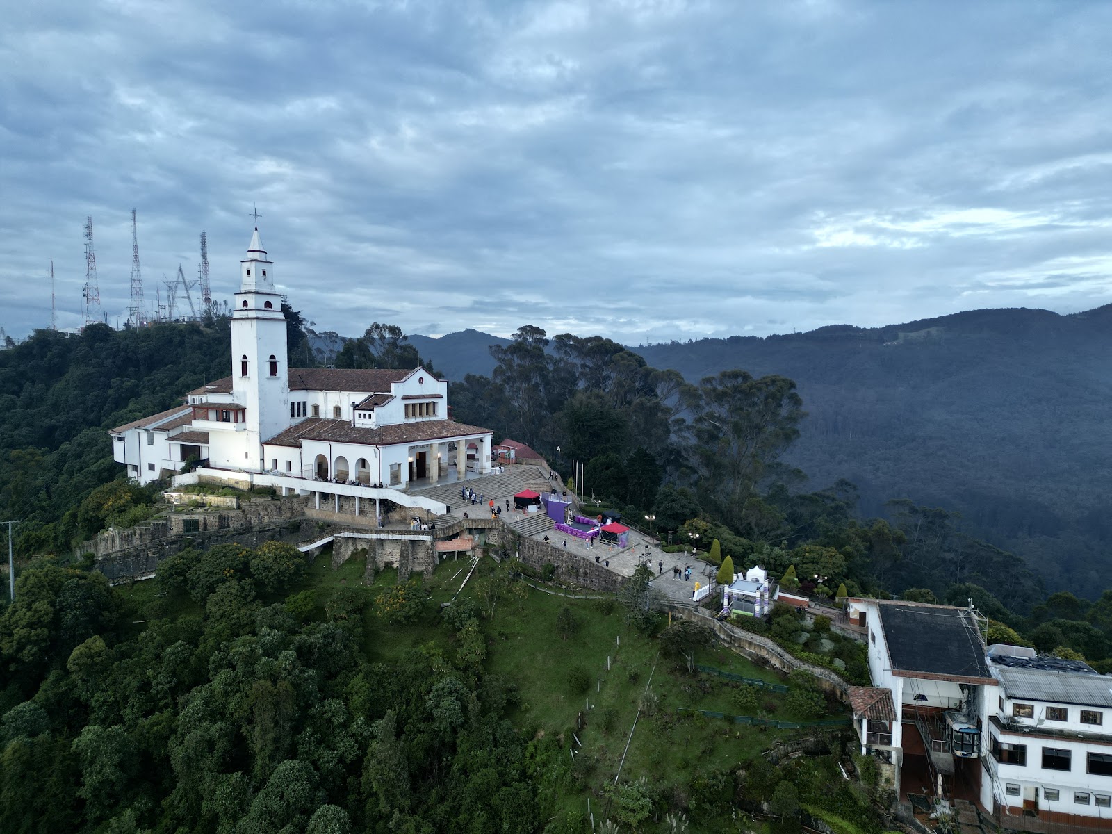 Morro de Monserrate — Oficiais