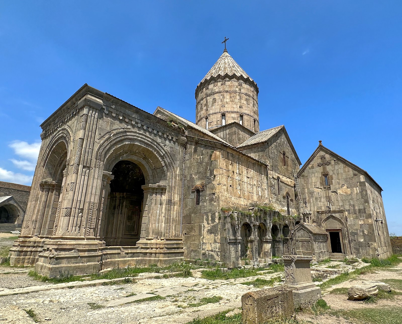 Mosteiro de Tatev — Oficiais