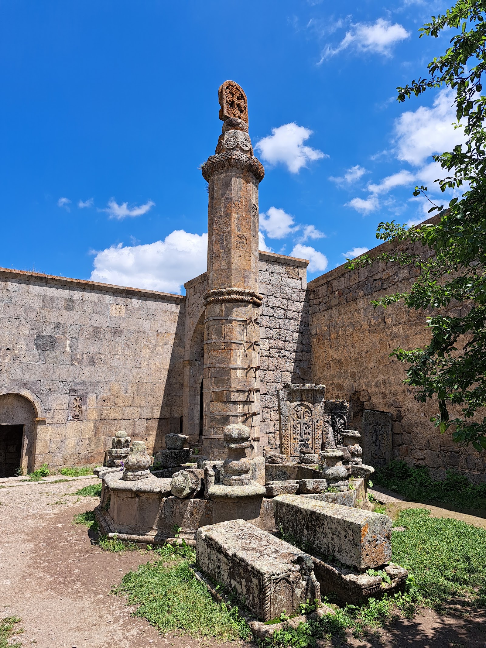 Mosteiro de Tatev — Oficiais