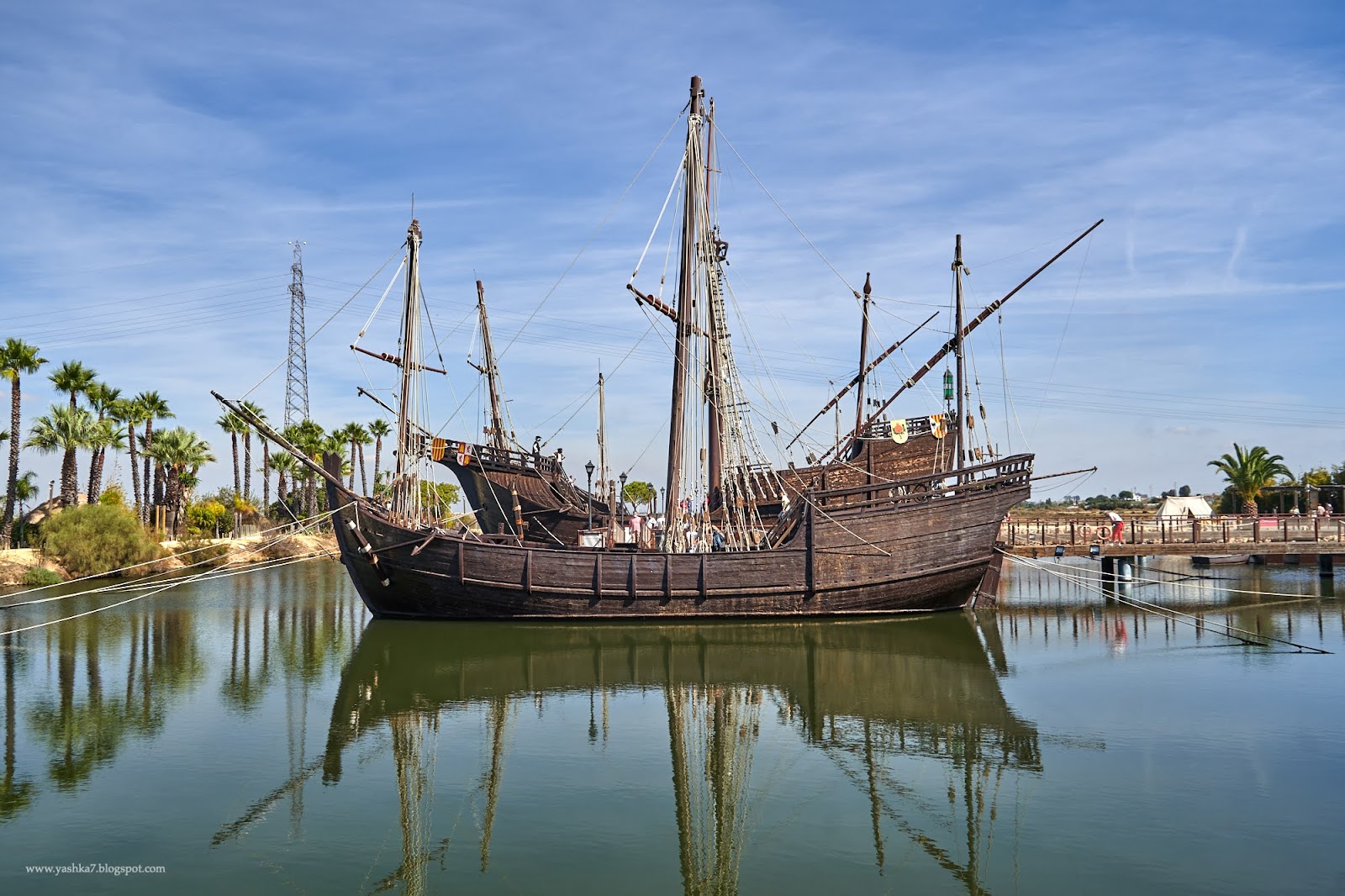 Muelle de las Carabelas — Oficiais