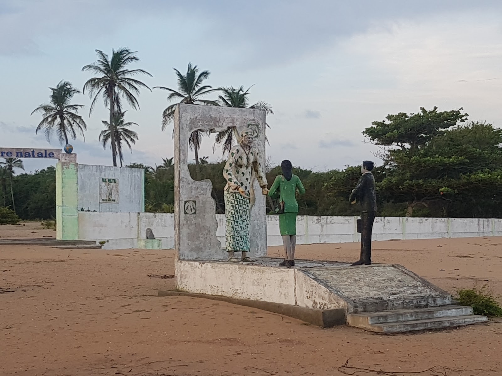 Musée de la Porte du Non-Retour — Oficiais
