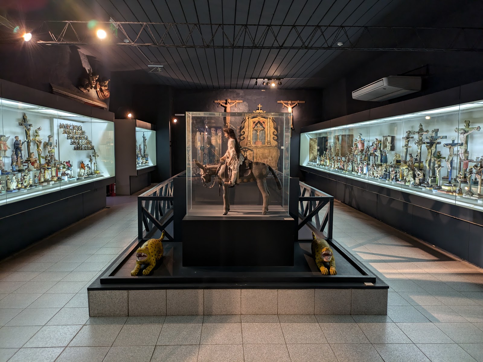 Museo del Barro — Oficiais