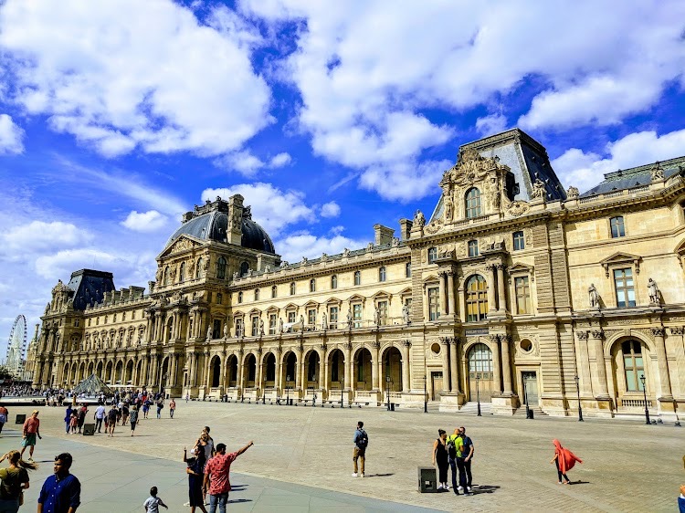 Museu do Louvre — Oficiais