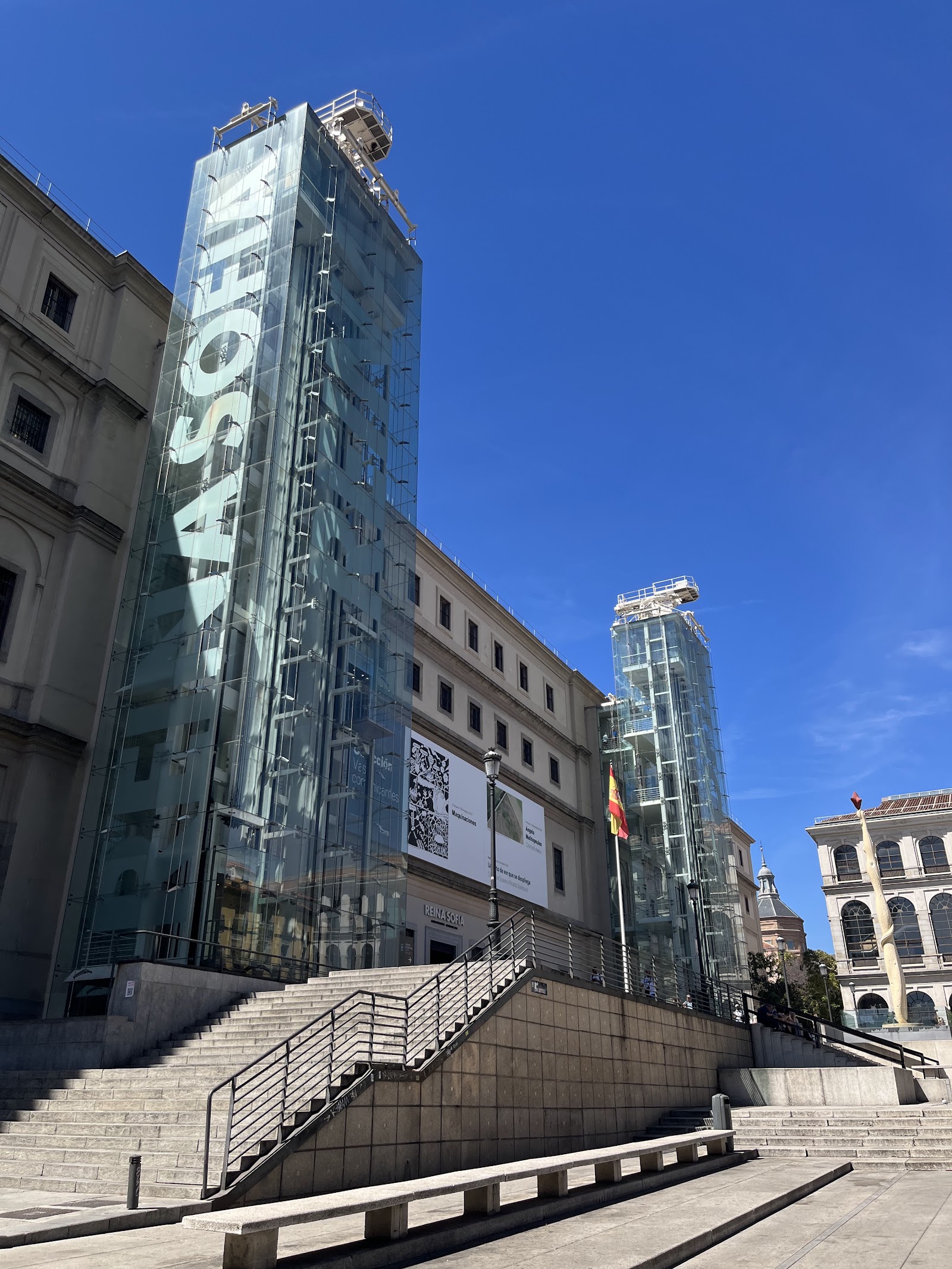 Museu Nacional Centro de Arte Reina Sofia — Oficiais