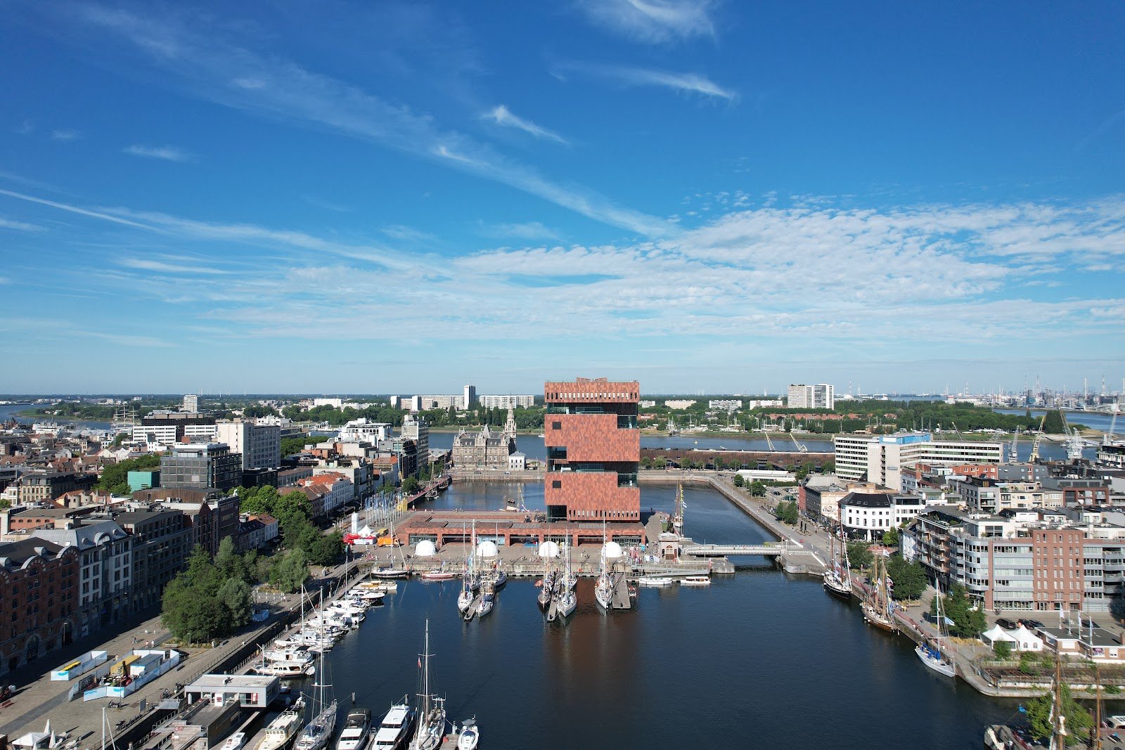 Museum Aan de Stroom — Oficiais
