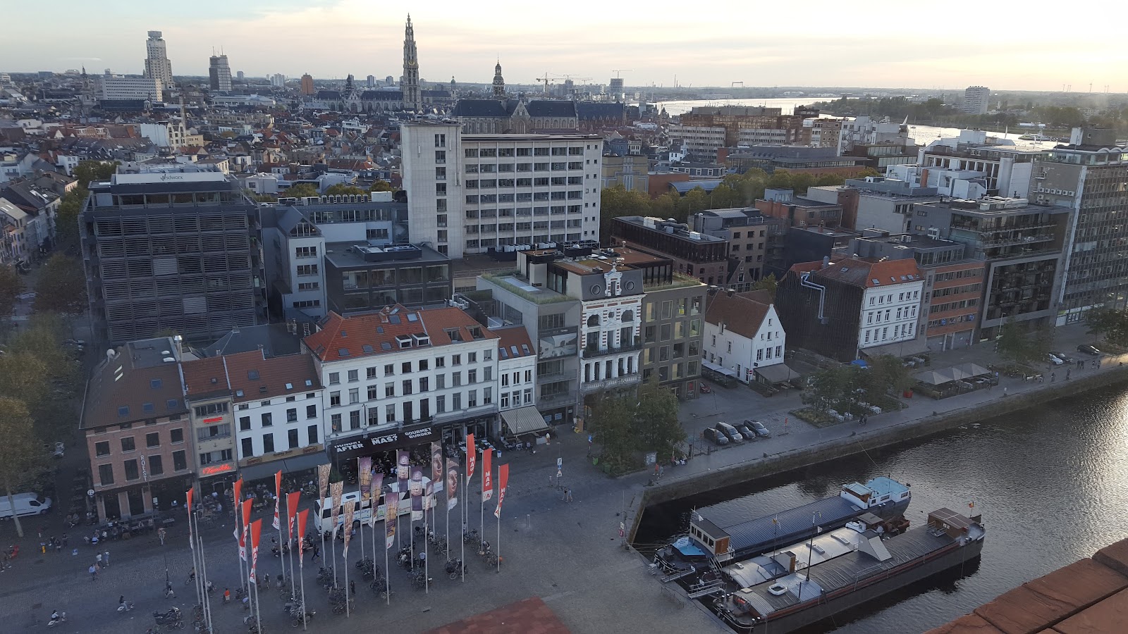 Museum Aan de Stroom — Oficiais