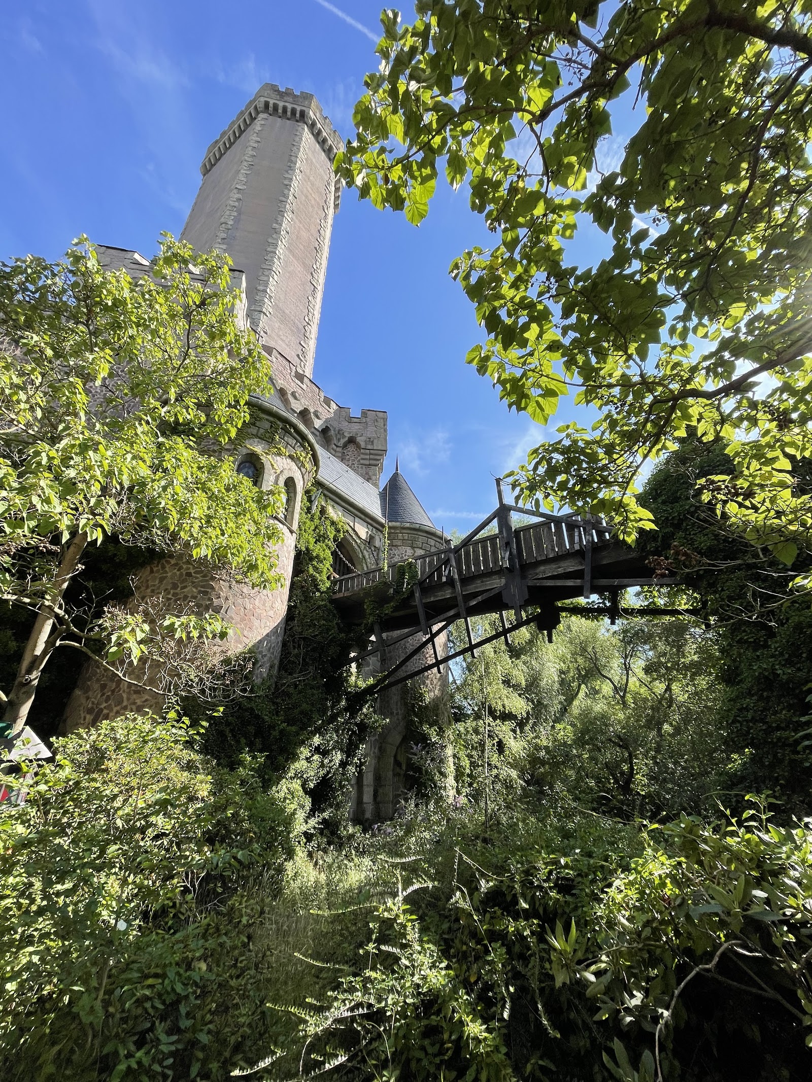 Mystery Castle — Oficiais