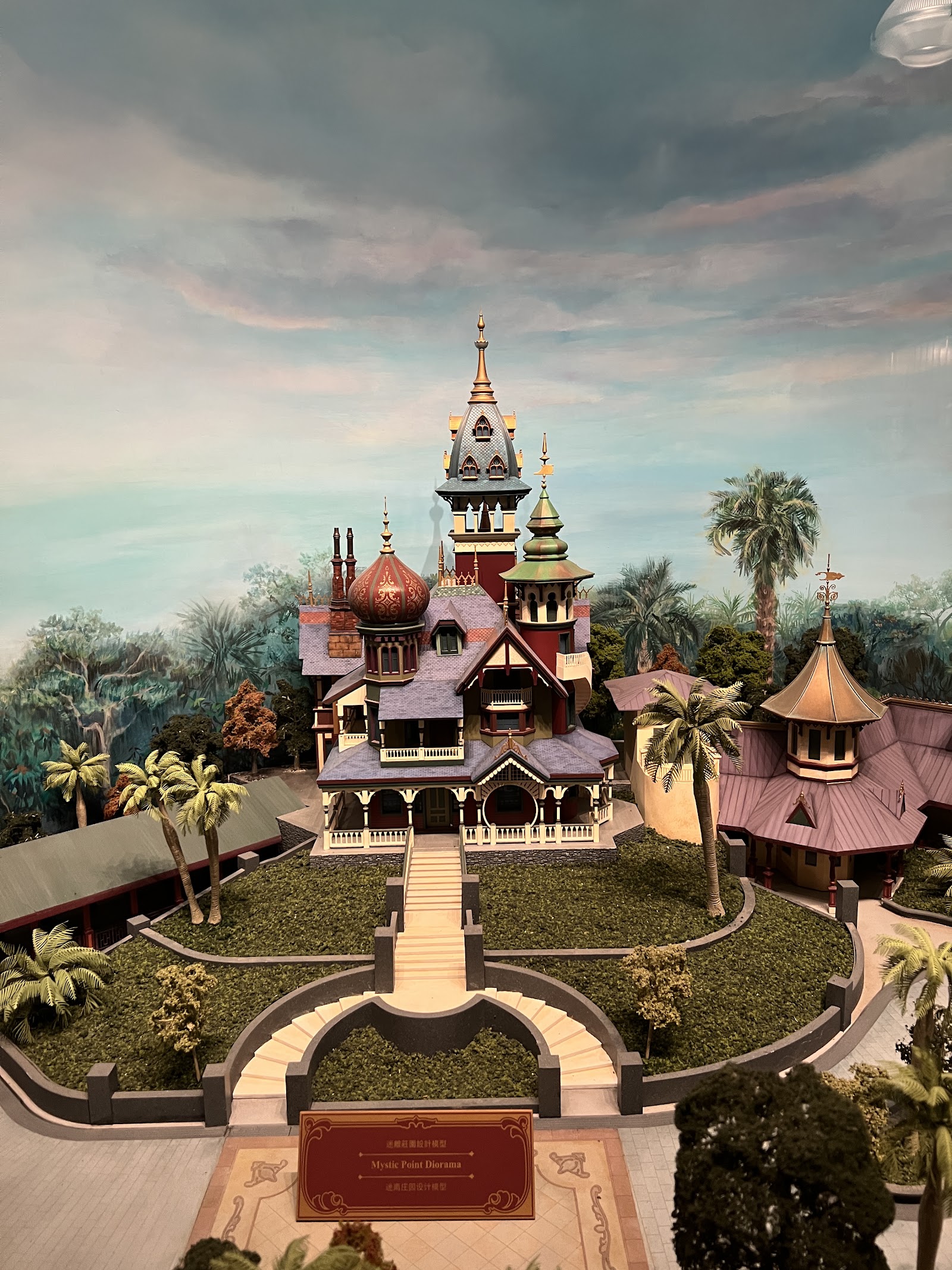 Mystic Manor — Oficiais