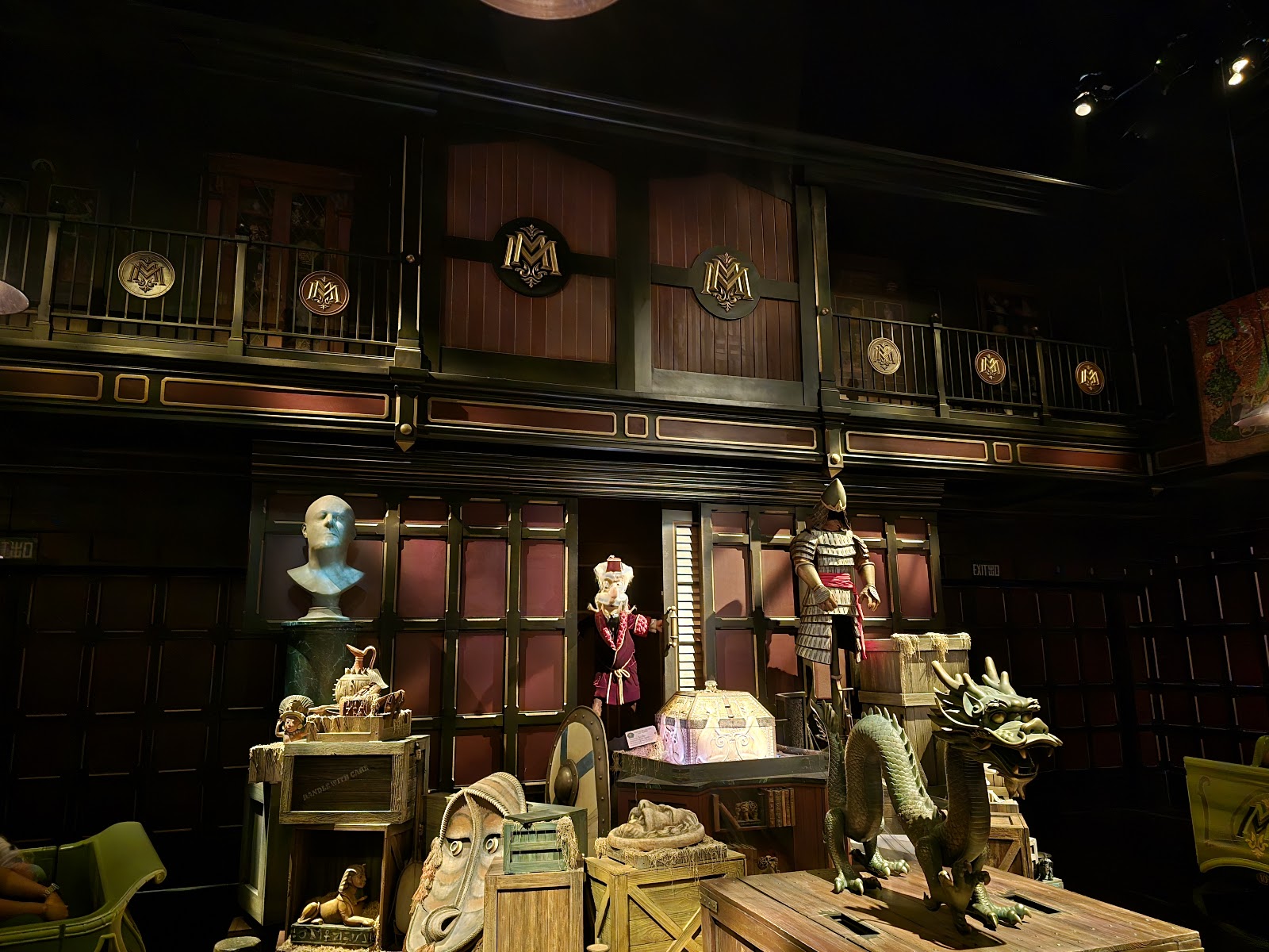 Mystic Manor — Oficiais