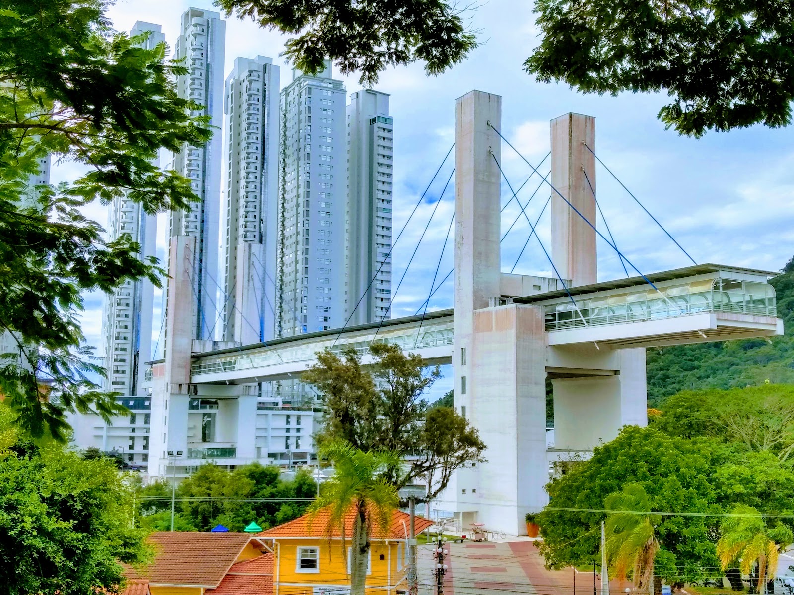 Não consegui verificar com segurança restaurantes reais do parque aquático "Passarela da Barra" em Balneário Camboriú