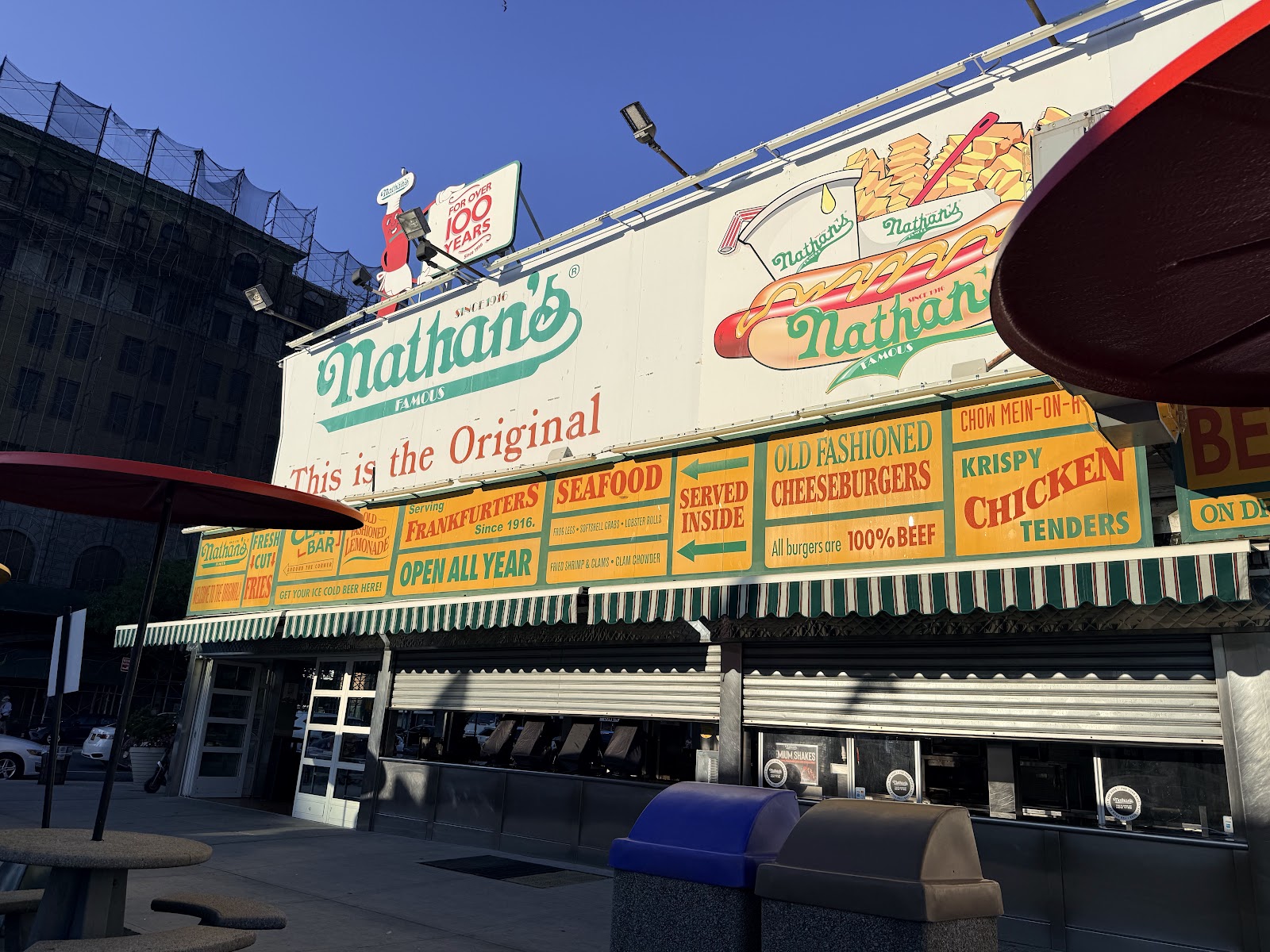 Nathan's Famous — Oficiais