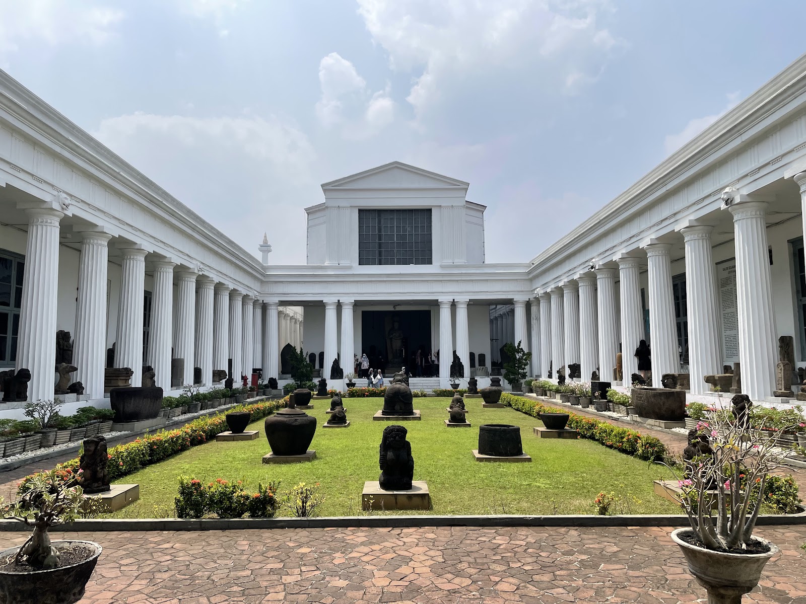 National Museum of Indonesia — Oficiais