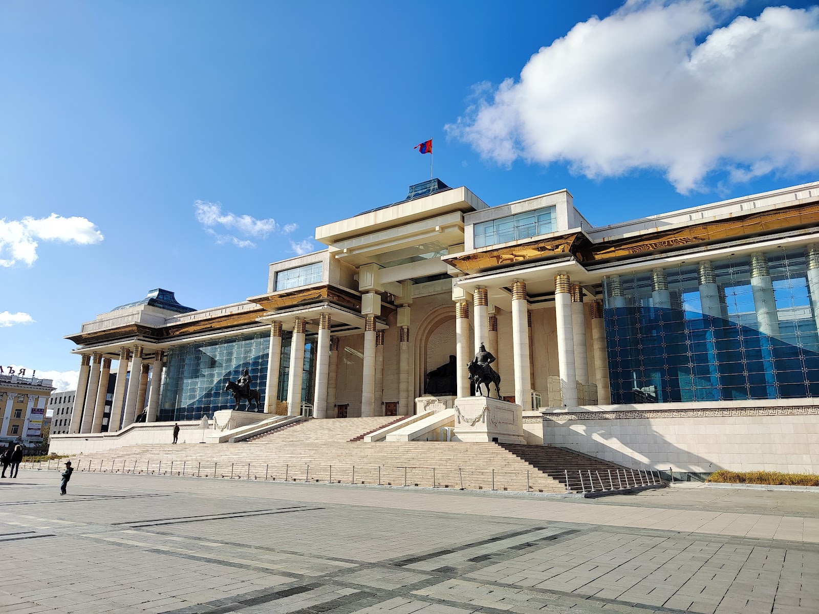 National Museum of Mongolia — Oficiais