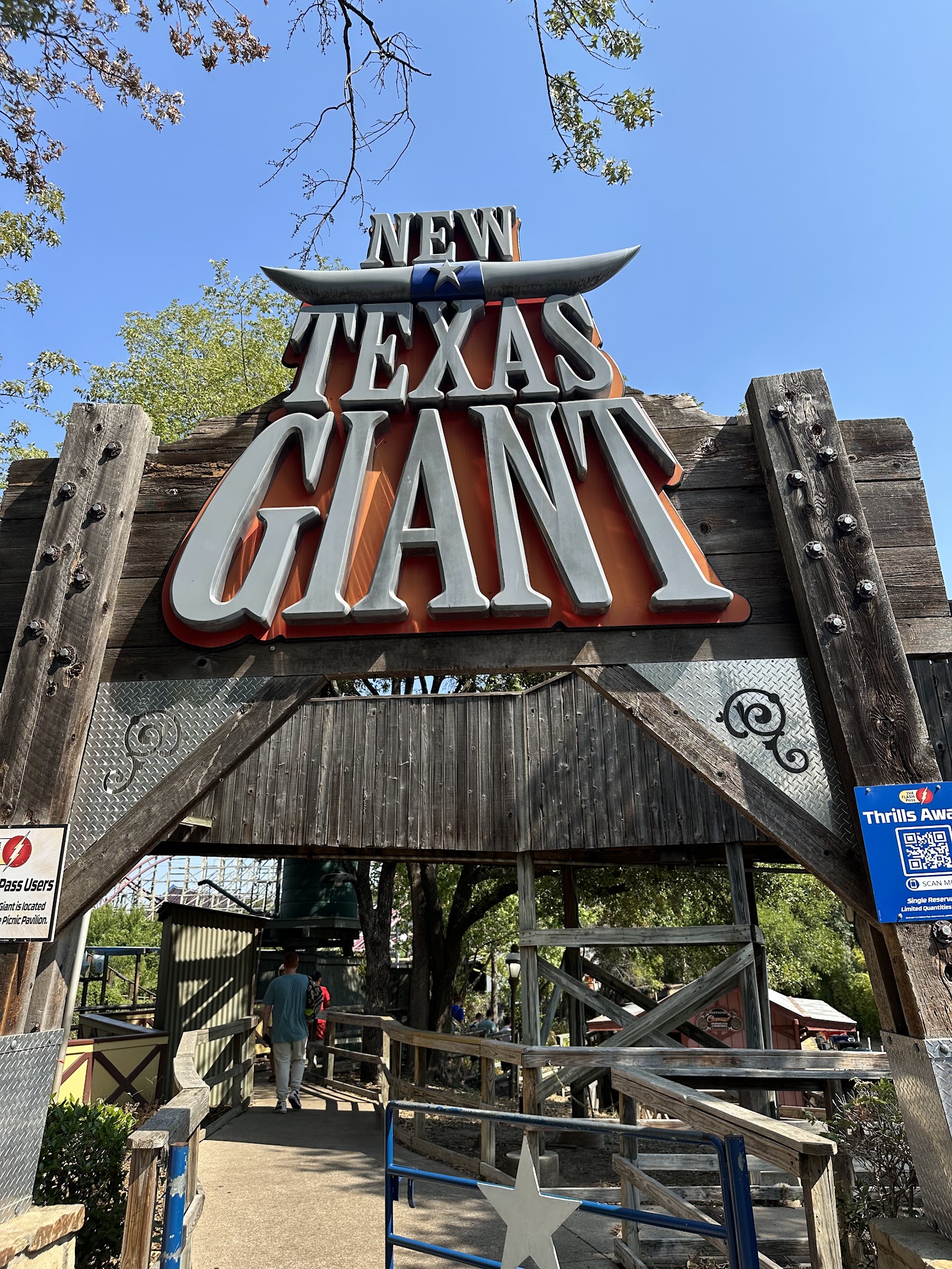 New Texas Giant — Oficiais