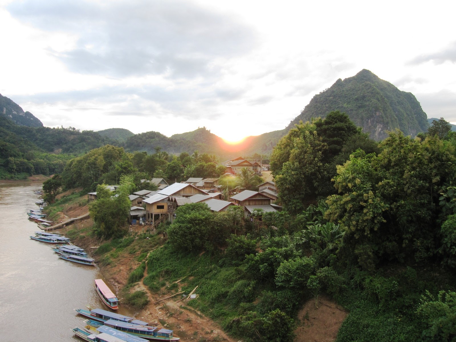Nong Khiaw — Oficiais