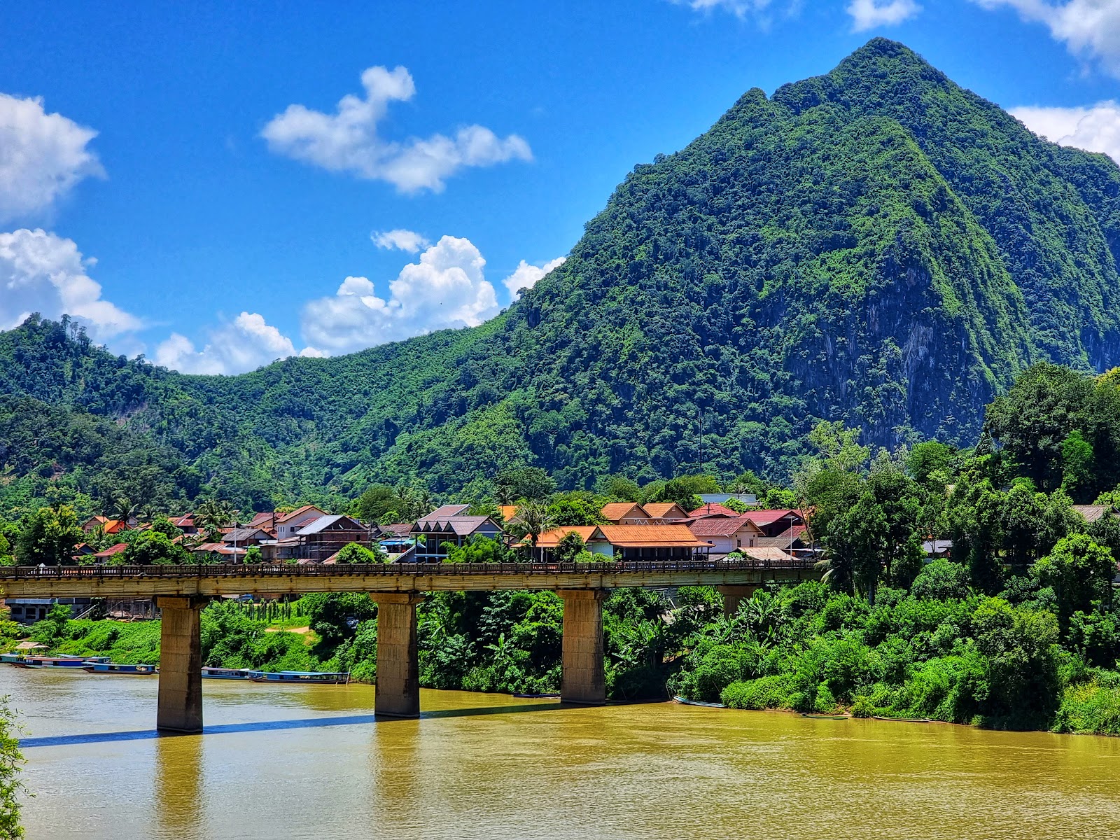 Nong Khiaw — Oficiais
