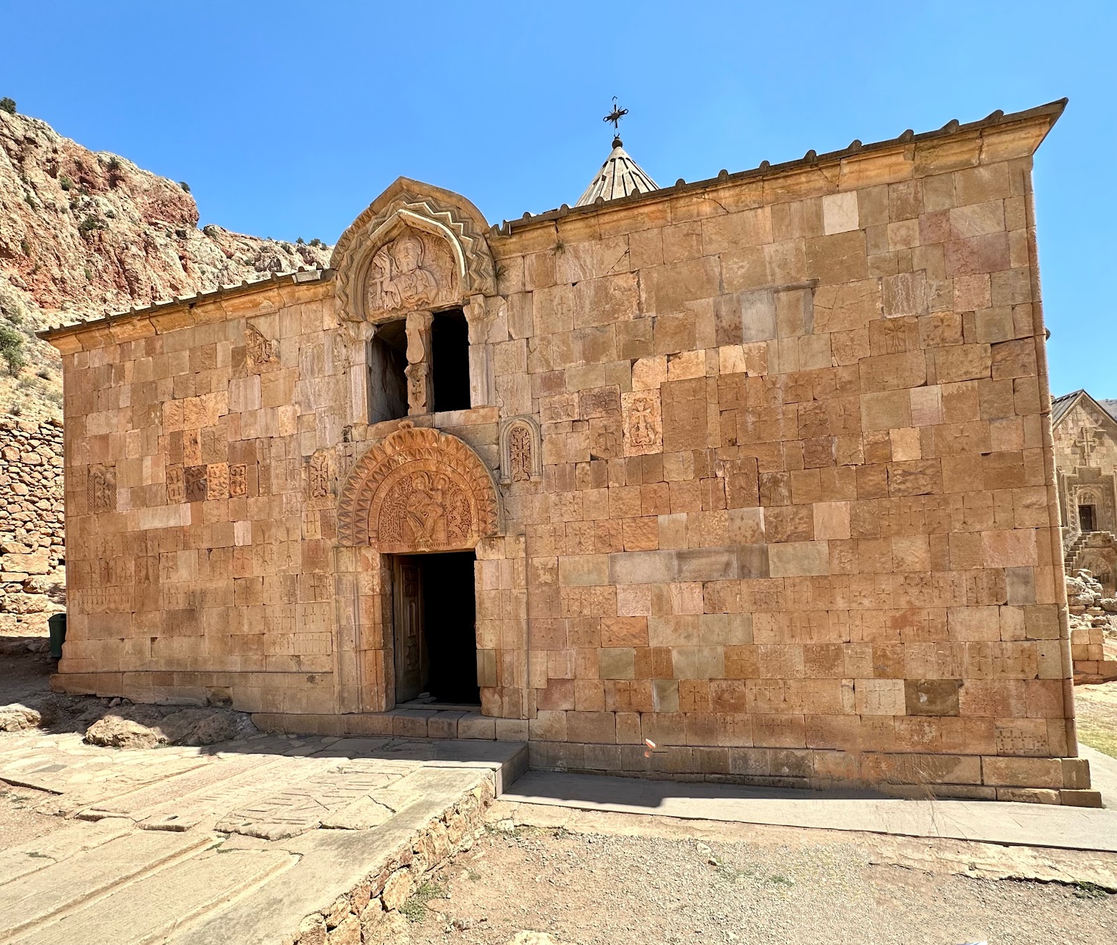 Noravank — Oficiais