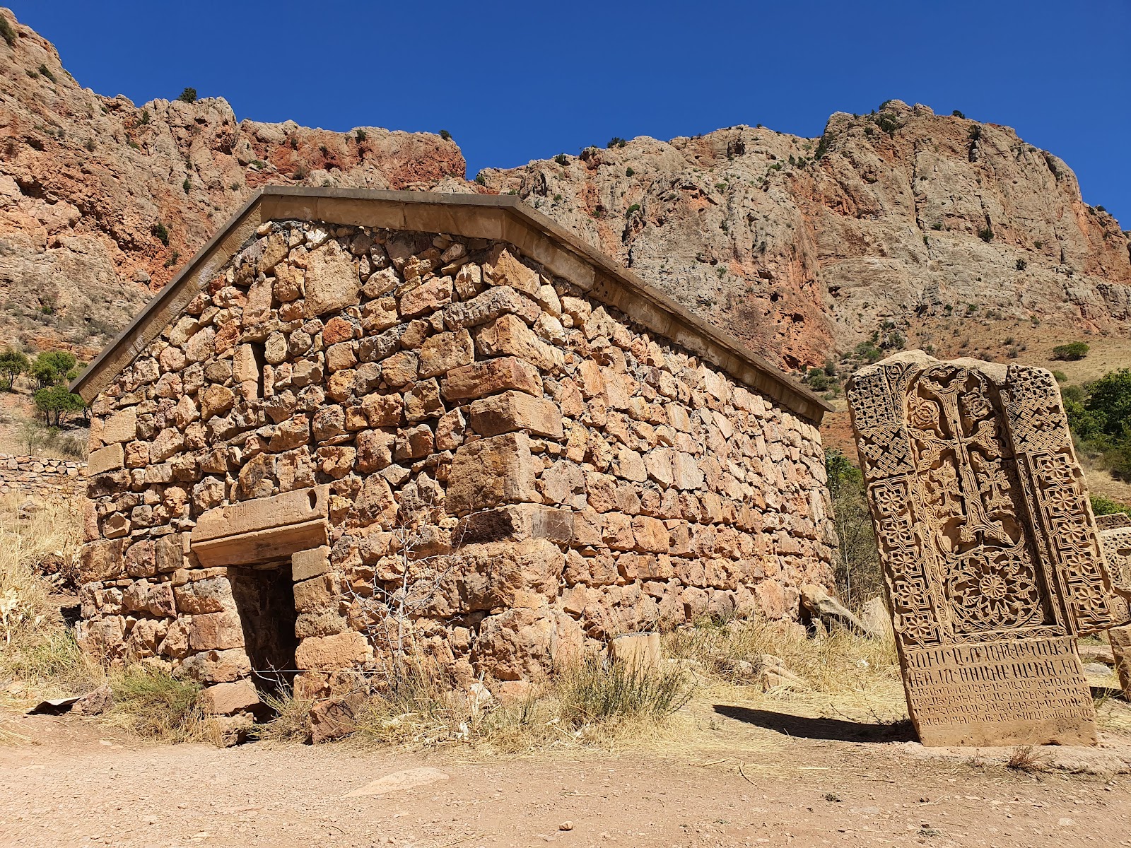 Noravank — Oficiais
