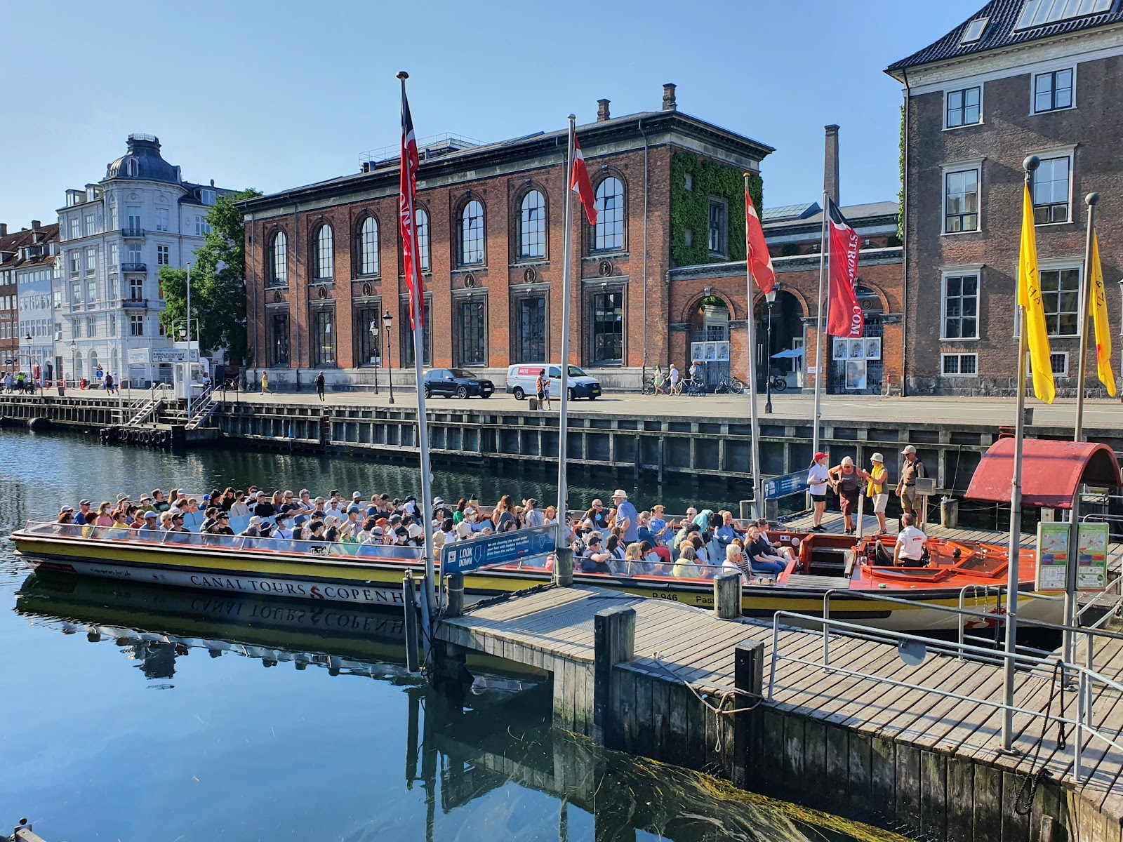 Nyhavn — Oficiais