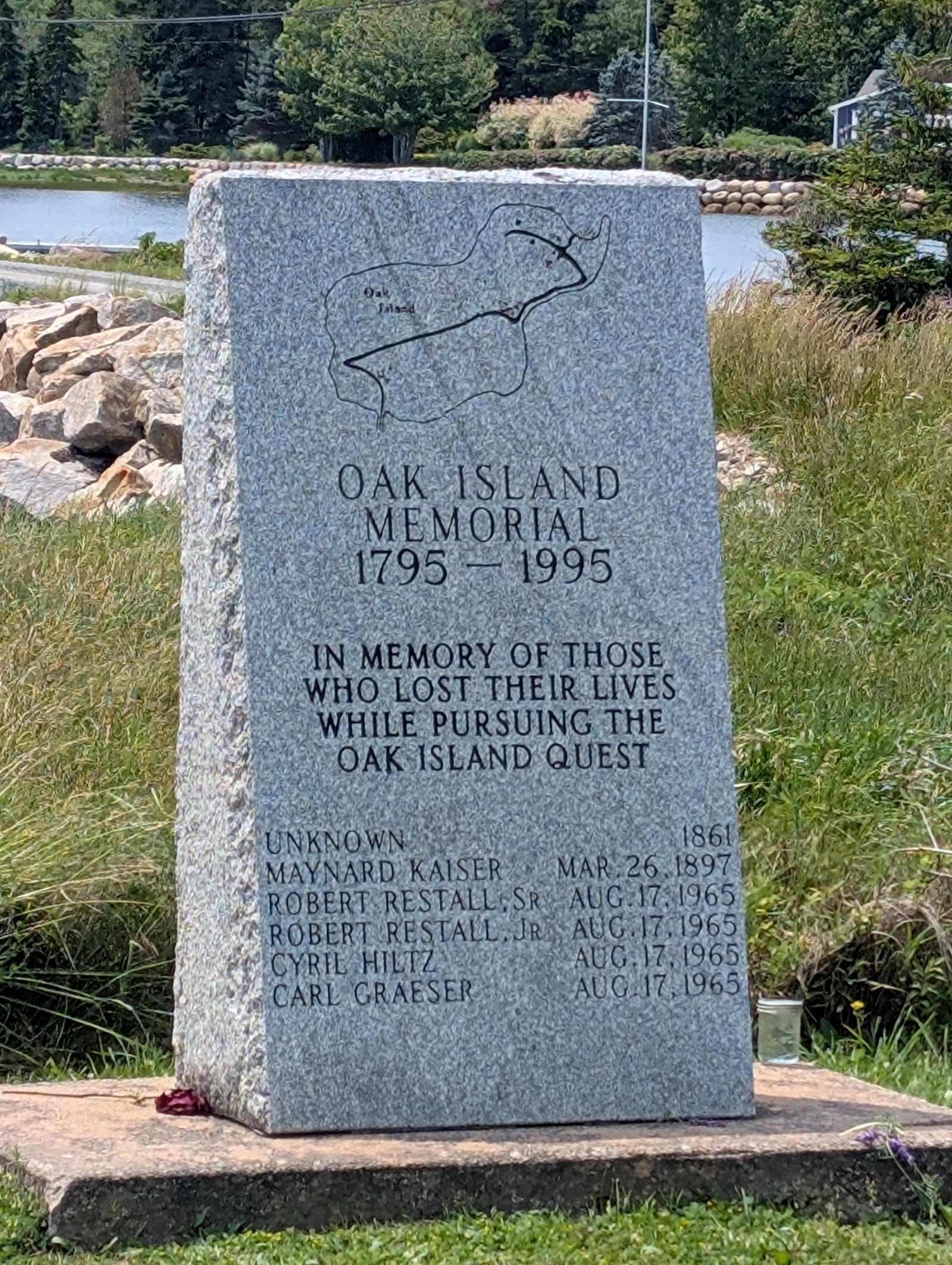 Oak Island — Oficiais
