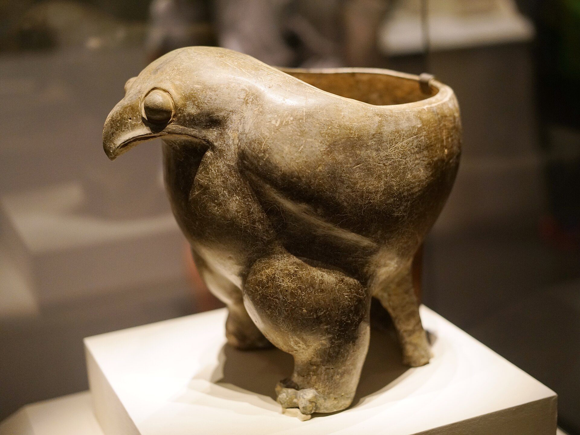 Eagle-shaped pottery Ding
