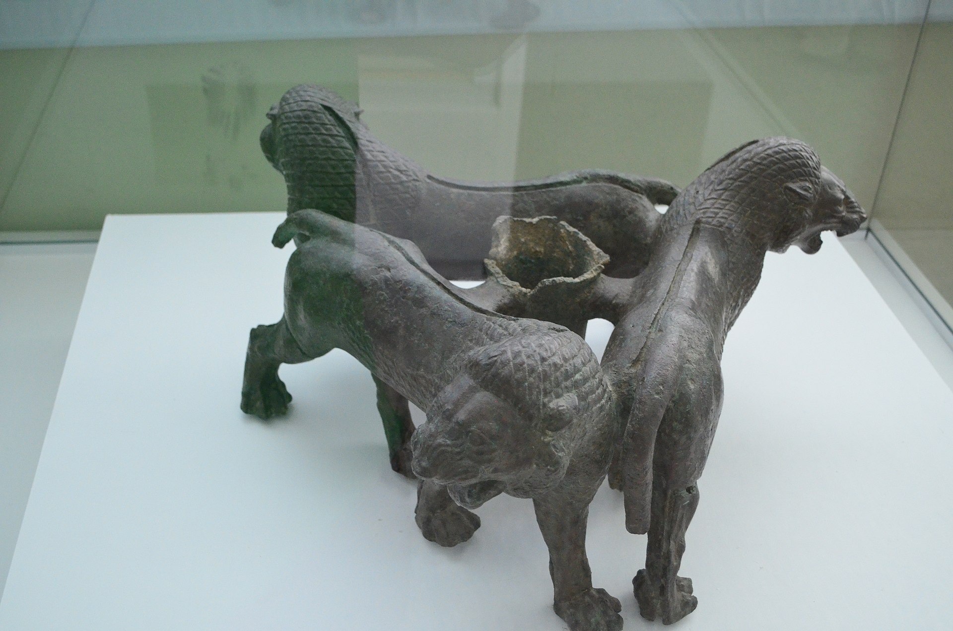 Tripod base with three lion figurines