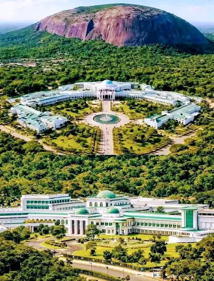 Old Presidential Palace — Oficiais