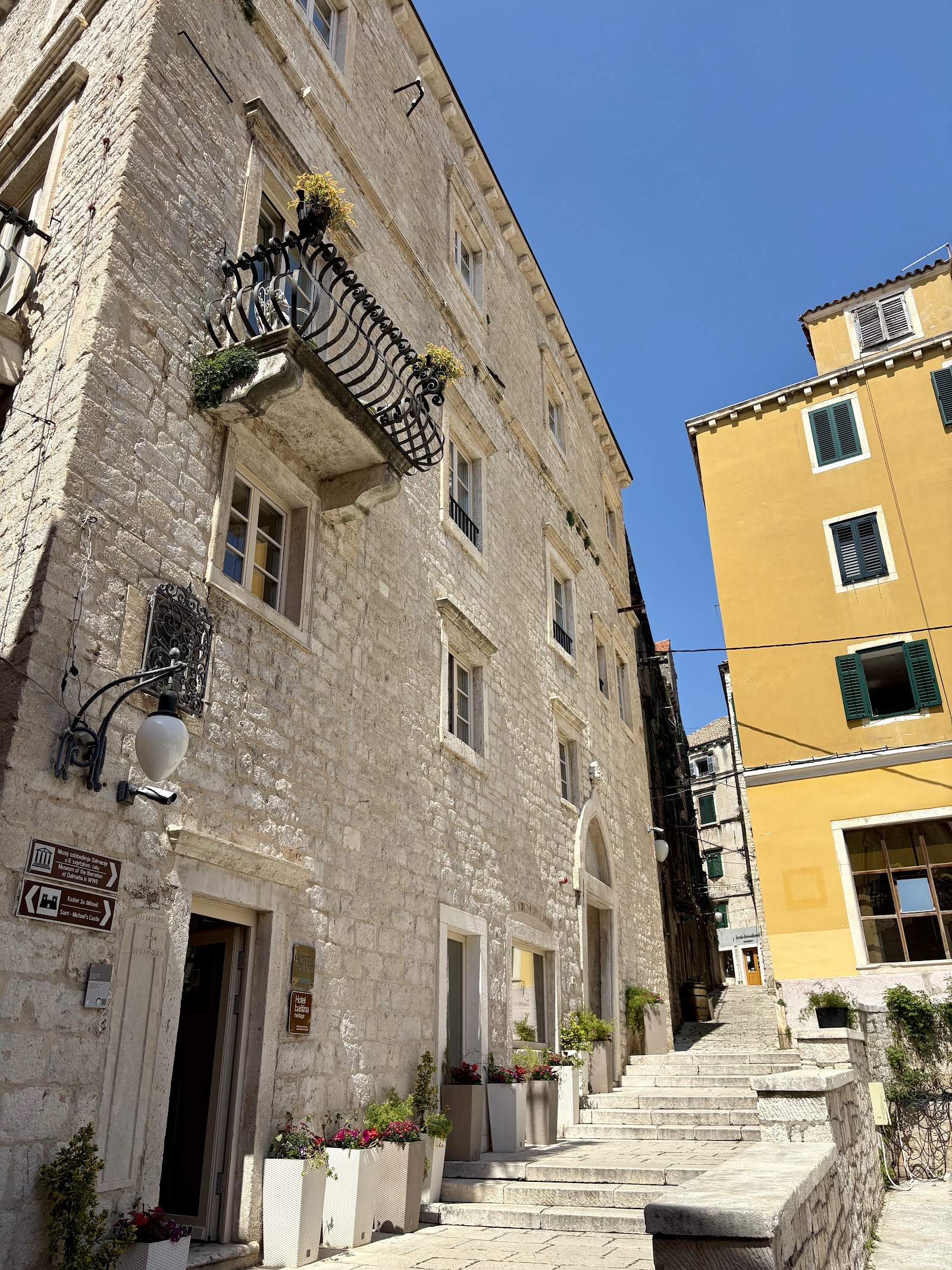 Old Šibenik — Oficiais