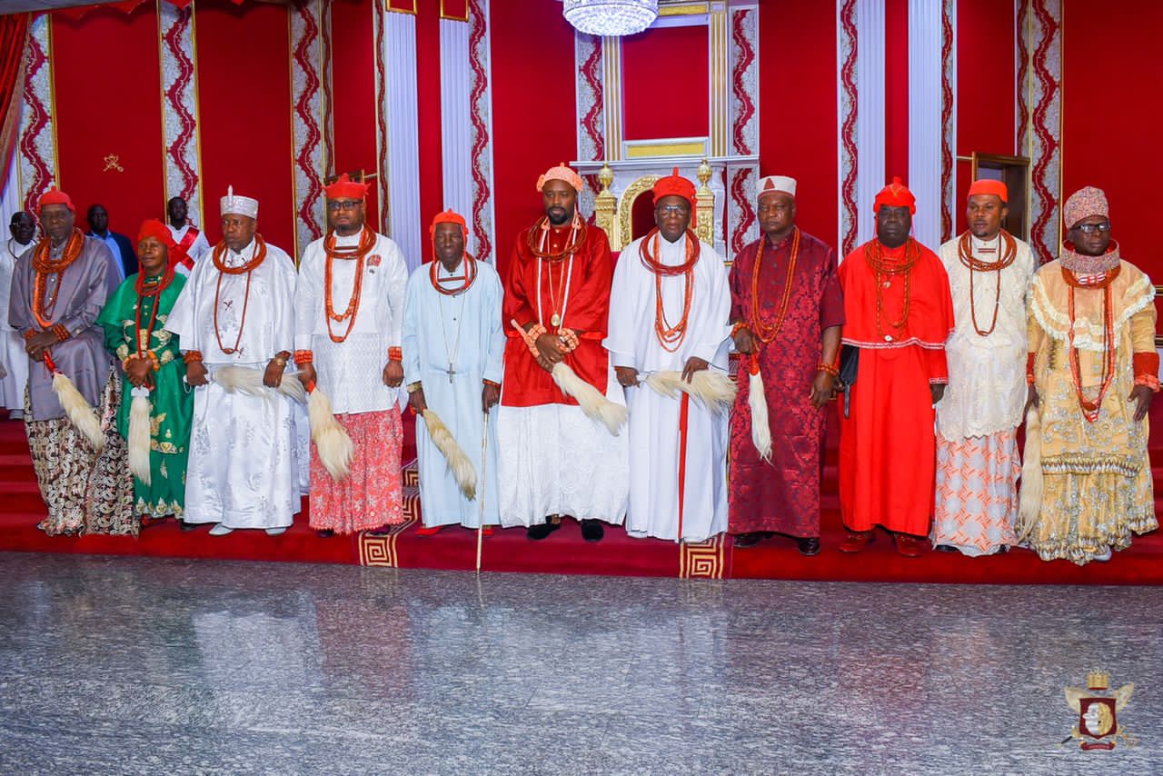 Olu Of Warri Palace — Oficiais