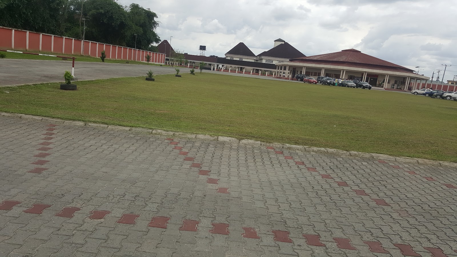 Olu Of Warri Palace — Oficiais