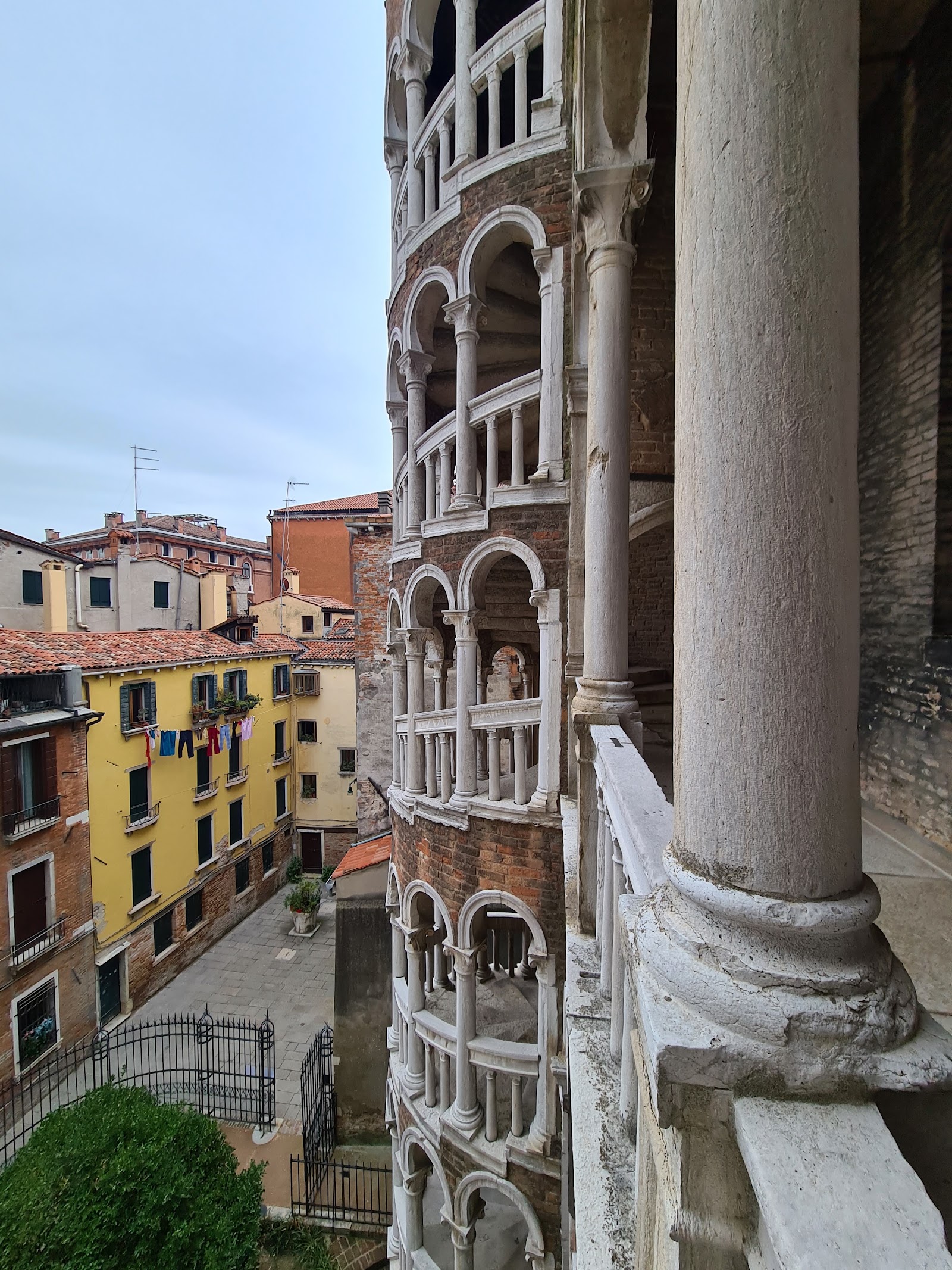 Palácio Contarini del Bovolo — Oficiais