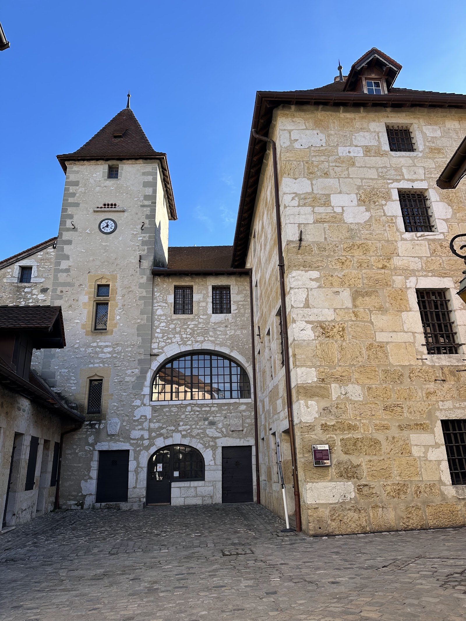 Palácio de l'Isle — Oficiais