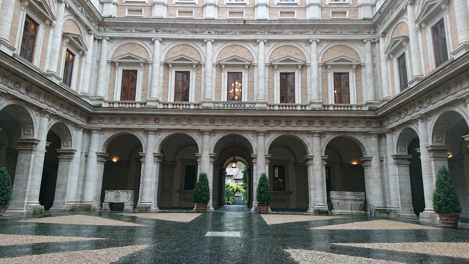 Palácio Farnésio — Oficiais