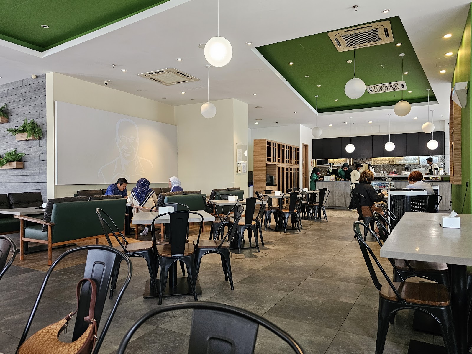 Papparich — Oficiais