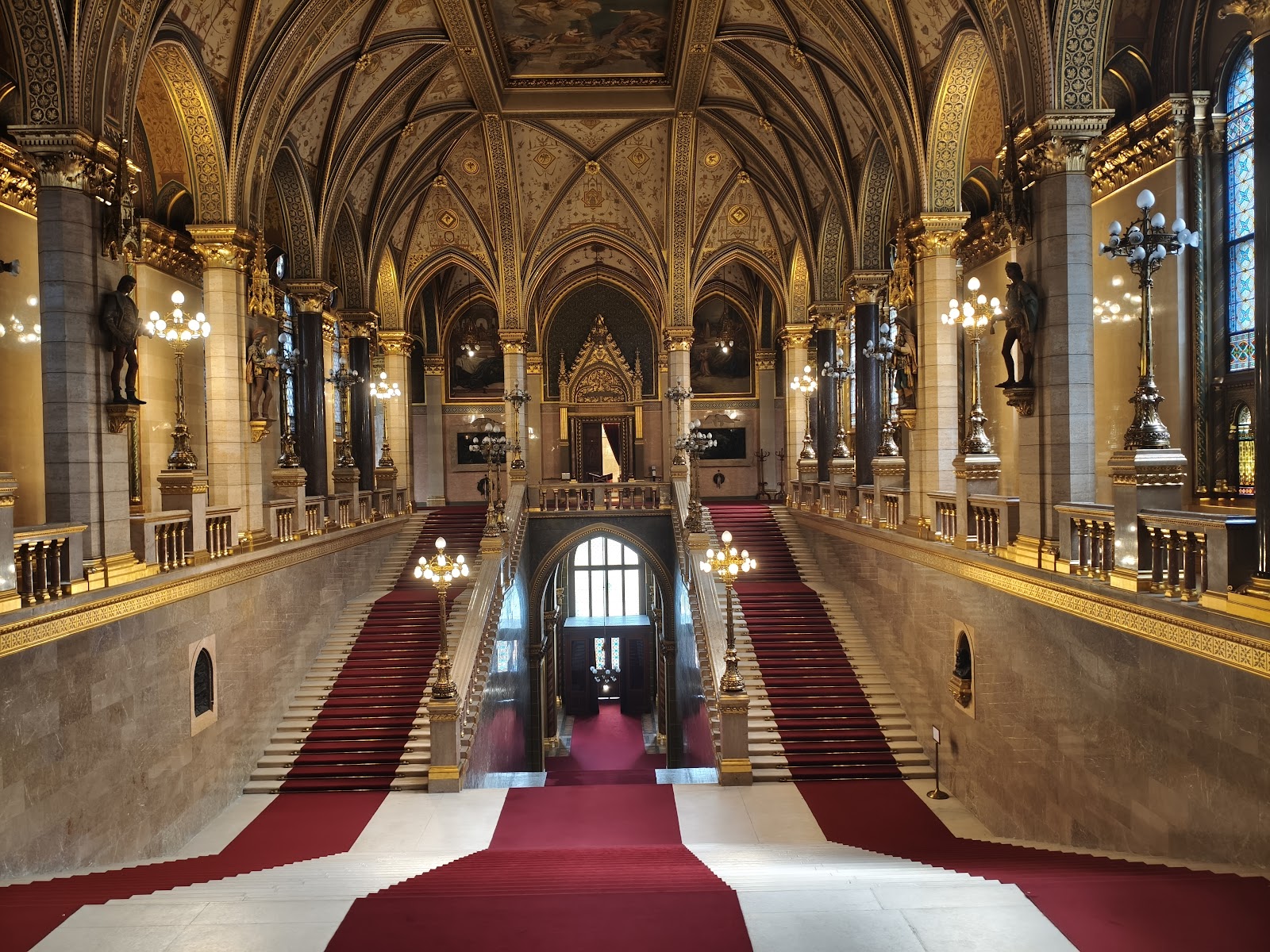 Parlamento de Budapeste — Oficiais