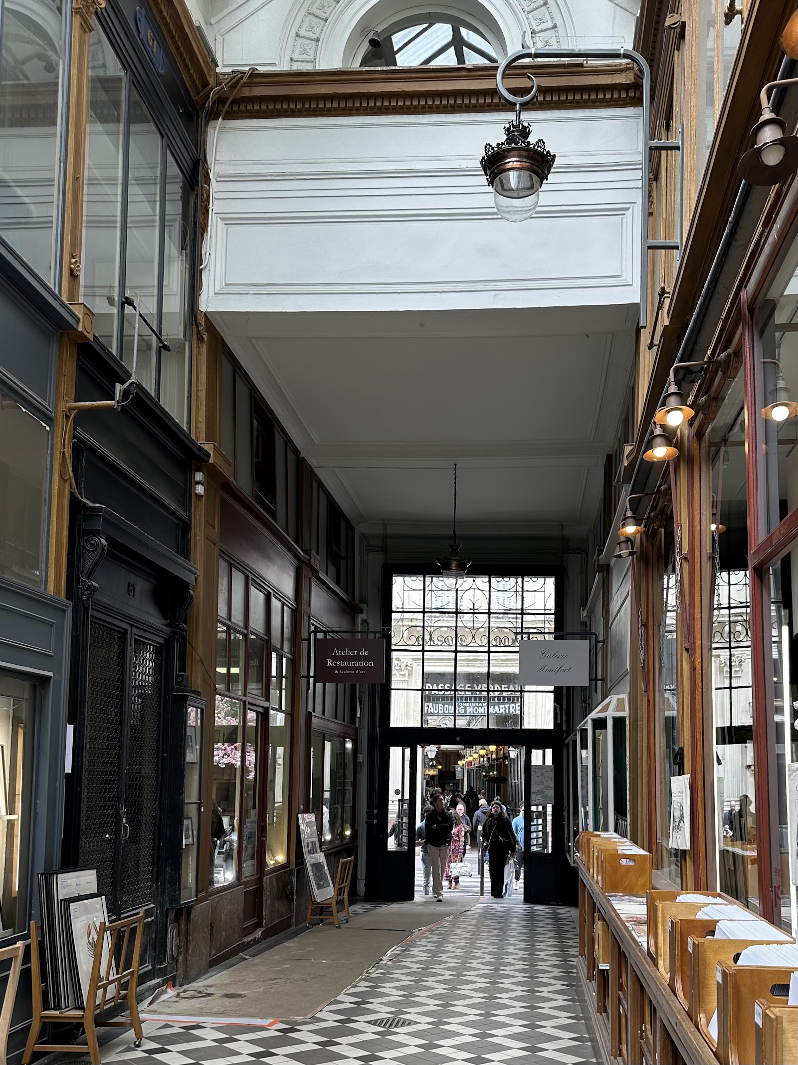 Passage des Panoramas — Oficiais