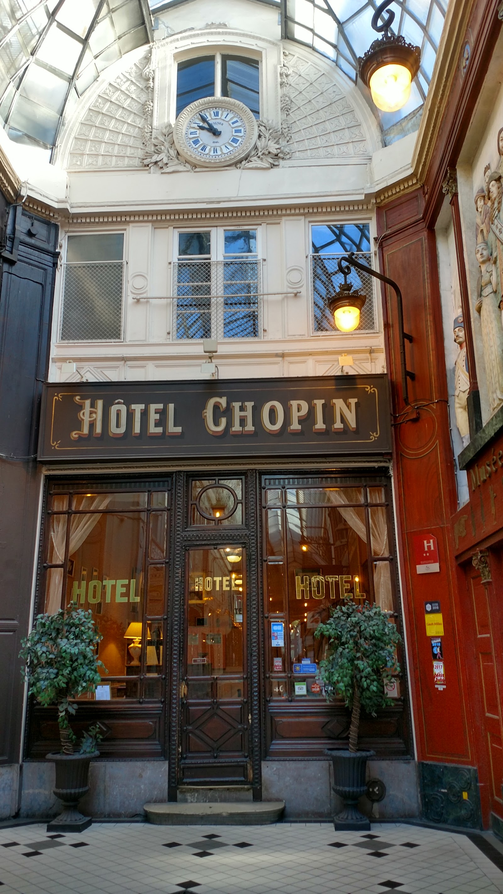 Passage Jouffroy — Oficiais