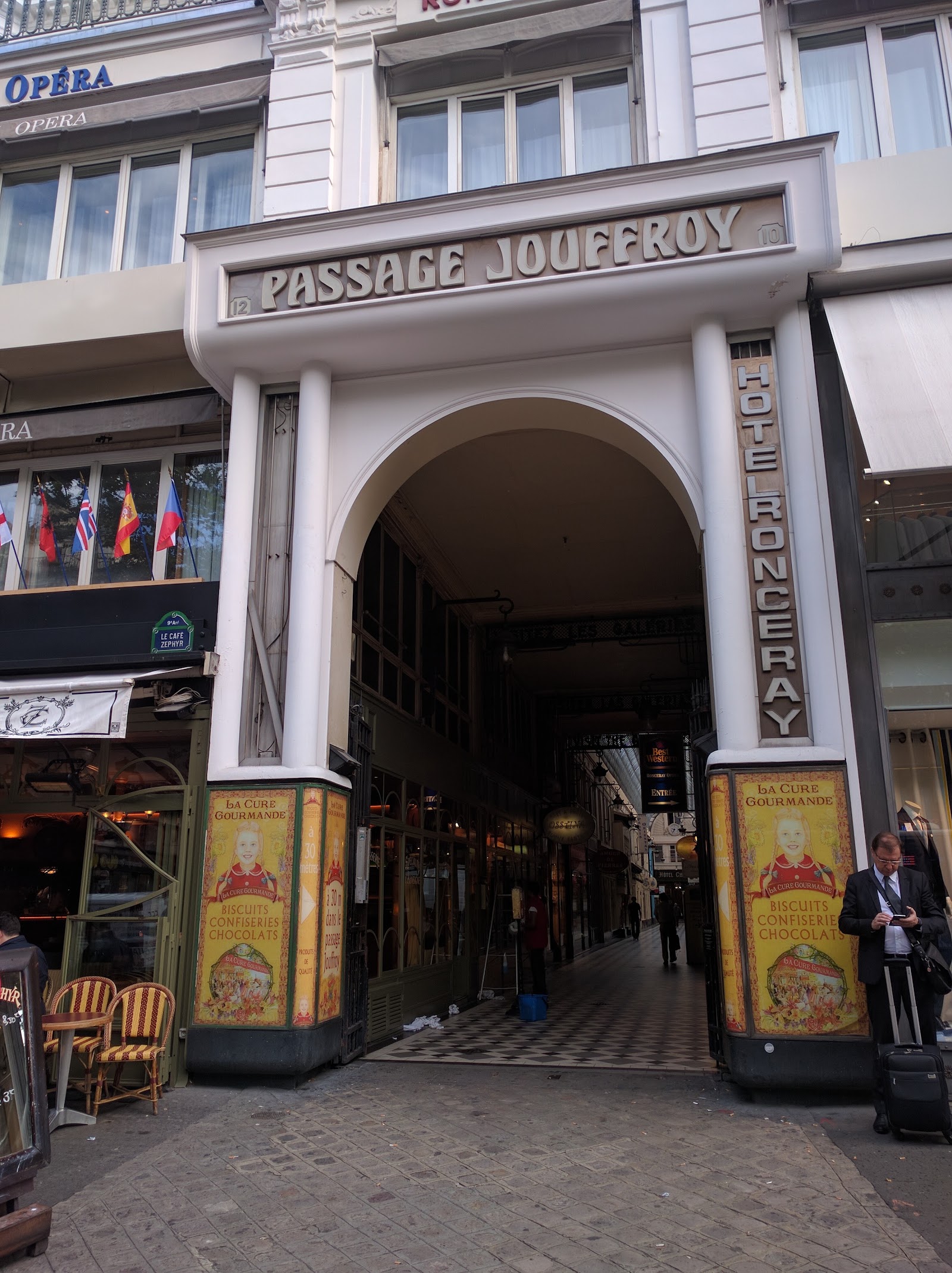 Passage Jouffroy — Oficiais